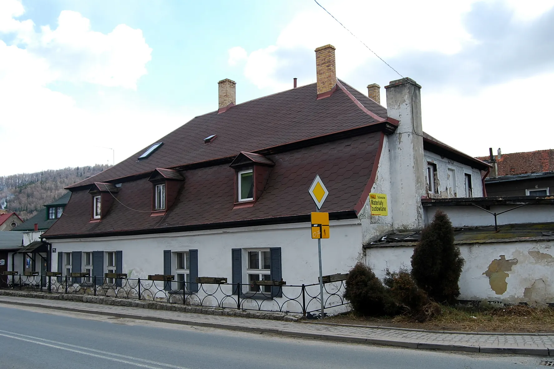 Photo showing: Jelenia Góra Sobieszów, ul. Cieplicka 194 - budynek mieszkalno-usługowy, dawna kawiarnia z cukiernią (zabytek nr 1095/J z 08.01.1992)