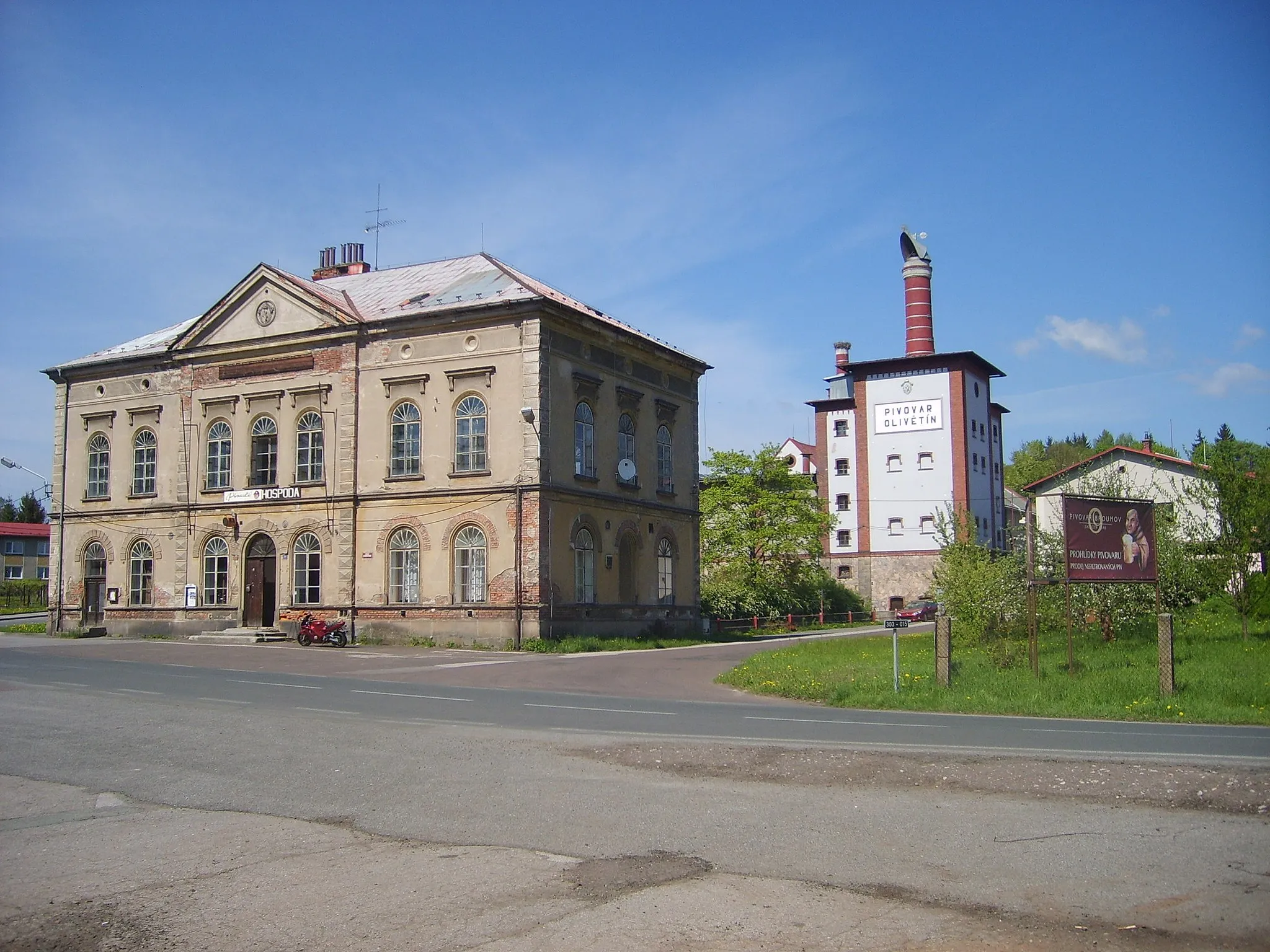 Photo showing: A historical restaurant (left) and a brewery in Olivětín, suburb of Broumov in the Czech Republic.