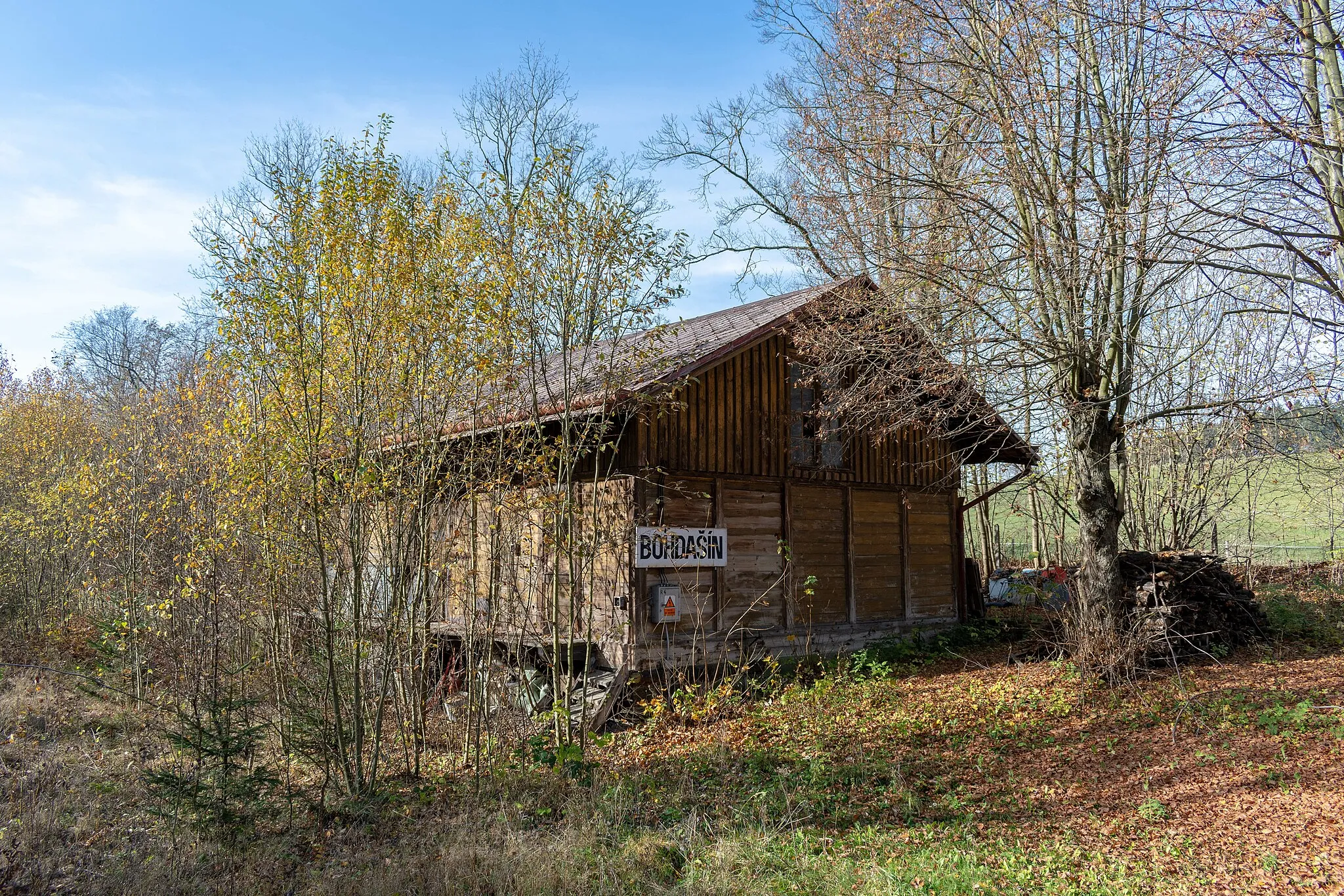 Photo showing: Železniční zastávka Bohdašín – bývalé skladiště