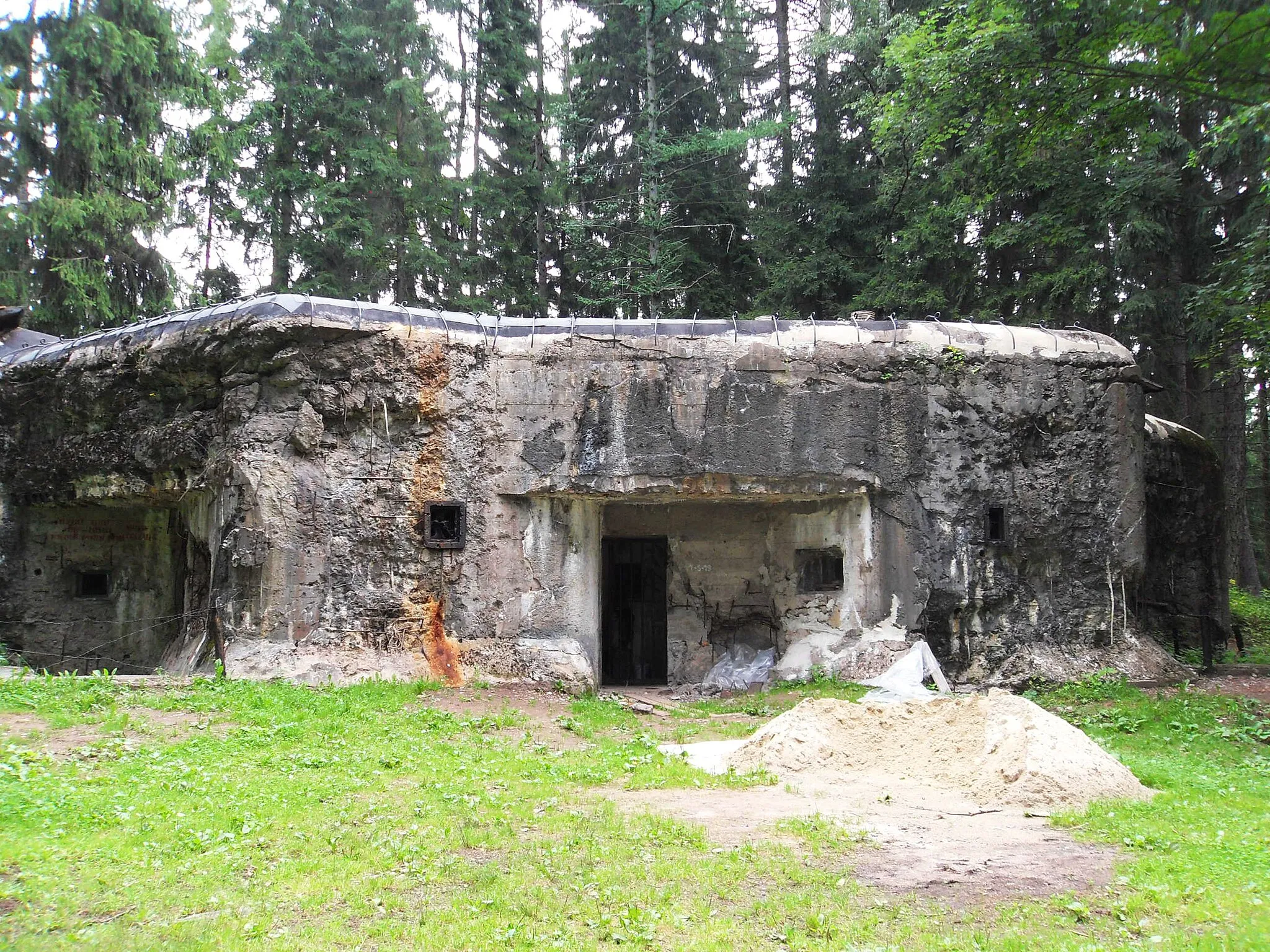 Photo showing: Turov, pohled ze západu z úbočí Jestřebích hor, východně od Chlívců; za ním v dálce vrchol Hradiště (Grodczyn) v Levínské vrchovině (již na poském území)