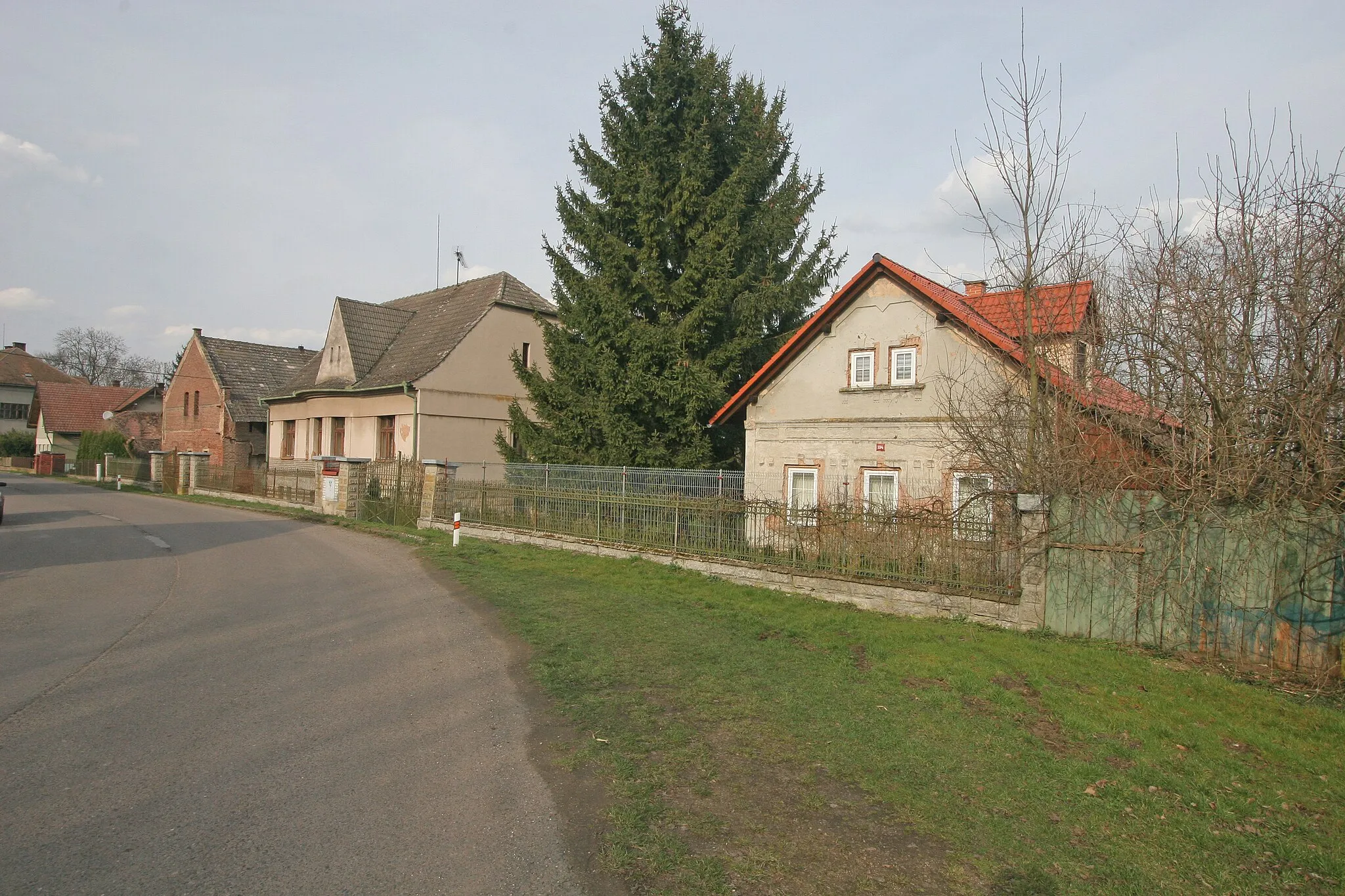 Photo showing: Chotělice čp. 104
Camera location 50° 18′ 12.1″ N, 15° 28′ 01.43″ E View this and other nearby images on: OpenStreetMap 50.303362;   15.467063

This file was created as a part of the photographic program of Wikimedia Czech Republic. Project: Foto českých obcí The program supports Wikimedia Commons photographers in the Czech Republic.