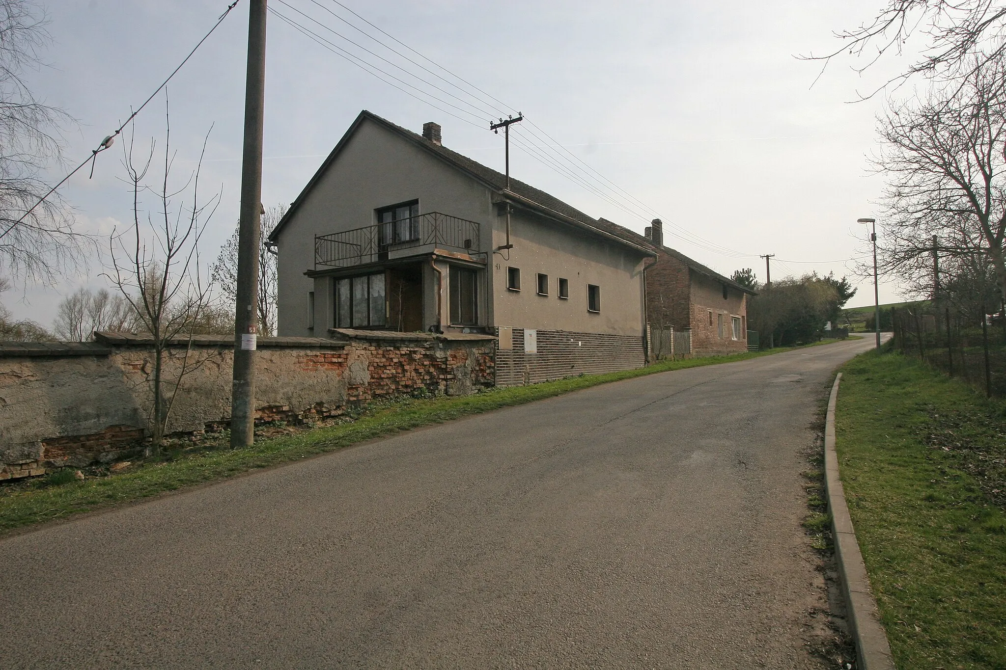 Photo showing: Chotělice čp. 41
Camera location 50° 18′ 11.53″ N, 15° 28′ 01.04″ E View this and other nearby images on: OpenStreetMap 50.303204;   15.466956

This file was created as a part of the photographic program of Wikimedia Czech Republic. Project: Foto českých obcí The program supports Wikimedia Commons photographers in the Czech Republic.