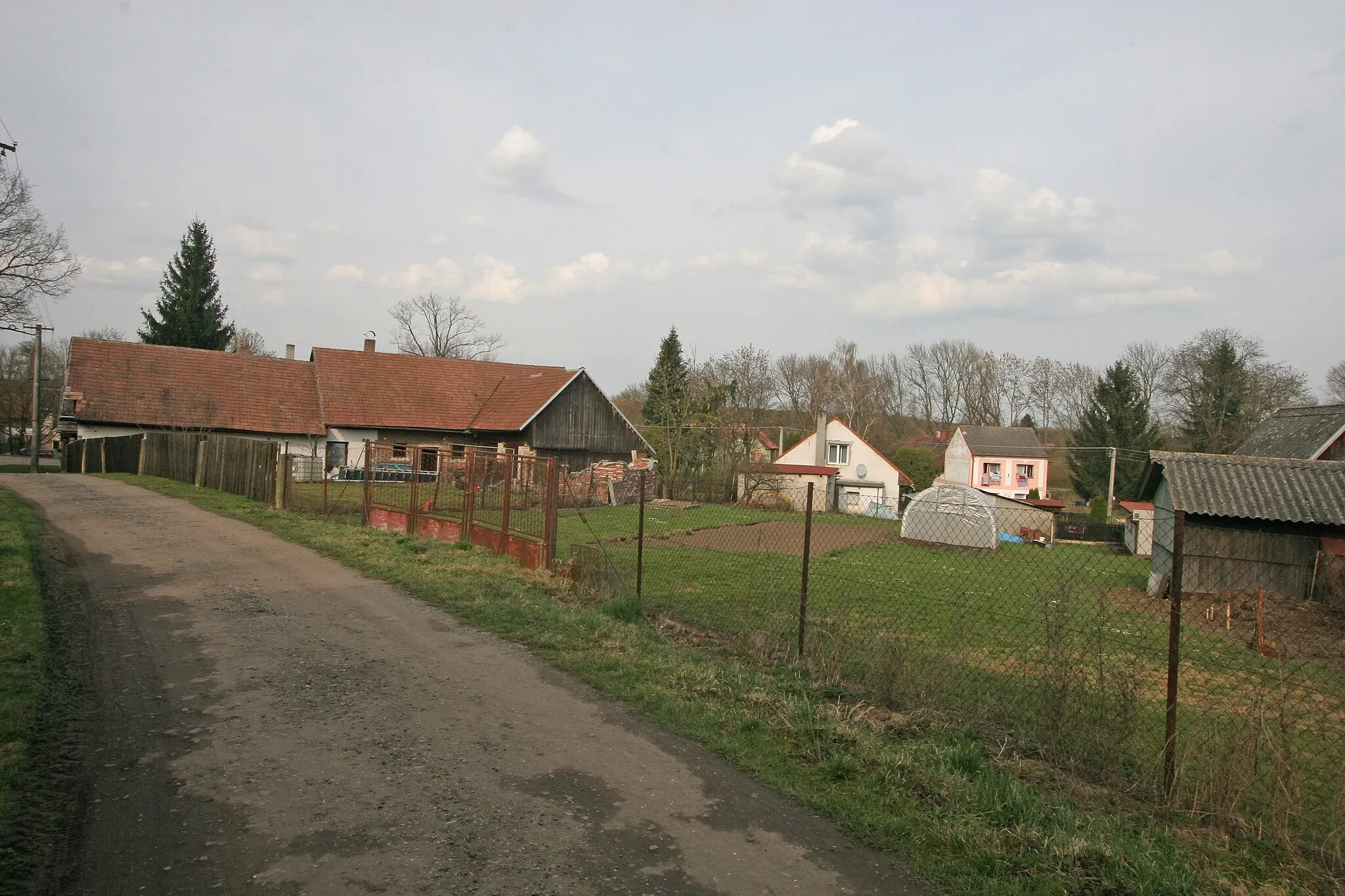 Photo showing: Chotělice čp. 67
Camera location 50° 18′ 16.14″ N, 15° 27′ 54.45″ E View this and other nearby images on: OpenStreetMap 50.304482;   15.465126

This file was created as a part of the photographic program of Wikimedia Czech Republic. Project: Foto českých obcí The program supports Wikimedia Commons photographers in the Czech Republic.