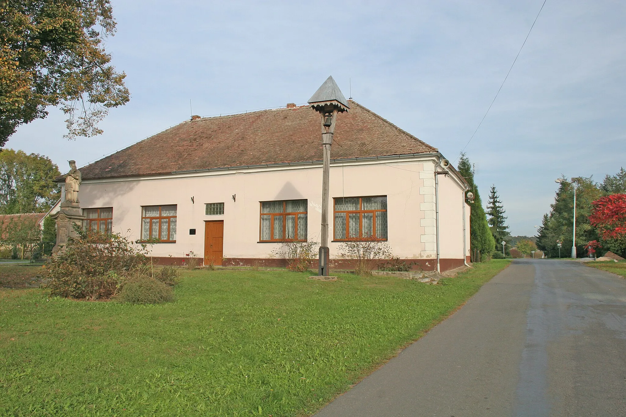 Photo showing: Kamilov čp. 40
Camera location 50° 14′ 03.88″ N, 15° 21′ 25.5″ E View this and other nearby images on: OpenStreetMap 50.234411;   15.357084

This file was created as a part of the photographic program of Wikimedia Czech Republic. Project: Foto českých obcí The program supports Wikimedia Commons photographers in the Czech Republic.