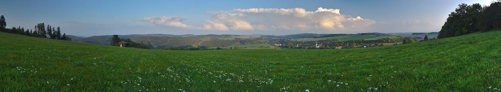 Photo showing: Panoramatický pohled na obec od vrcholu Zahálkovy skály, Kladky, okres Prostějov