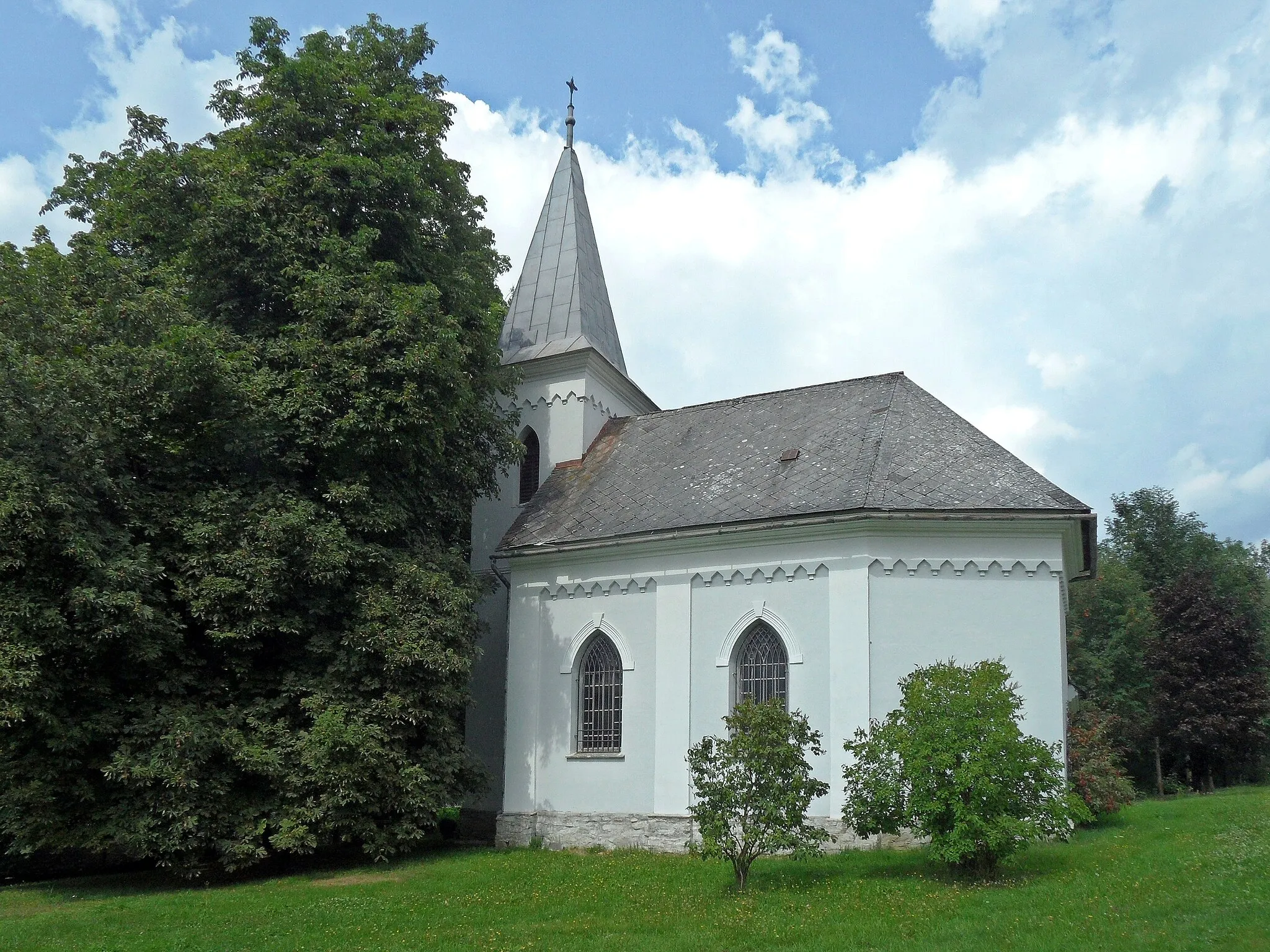 Photo showing: Šléglov: Chapel in the Centre of the Village: Overview from North. Šumperk District, the Czech Republic