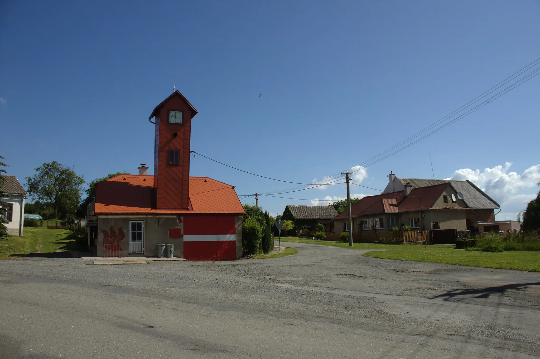 Photo showing: A common and a fire station in the village of Křemačov, Olomouc Region, CZ