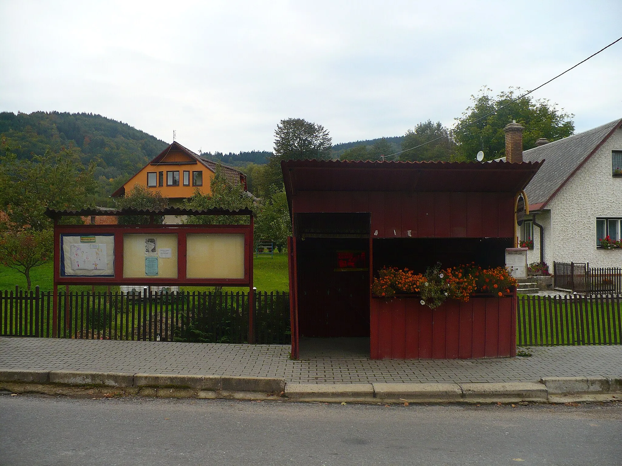 Photo showing: Autobusová zastávka na návsi v Mladějově na Moravě