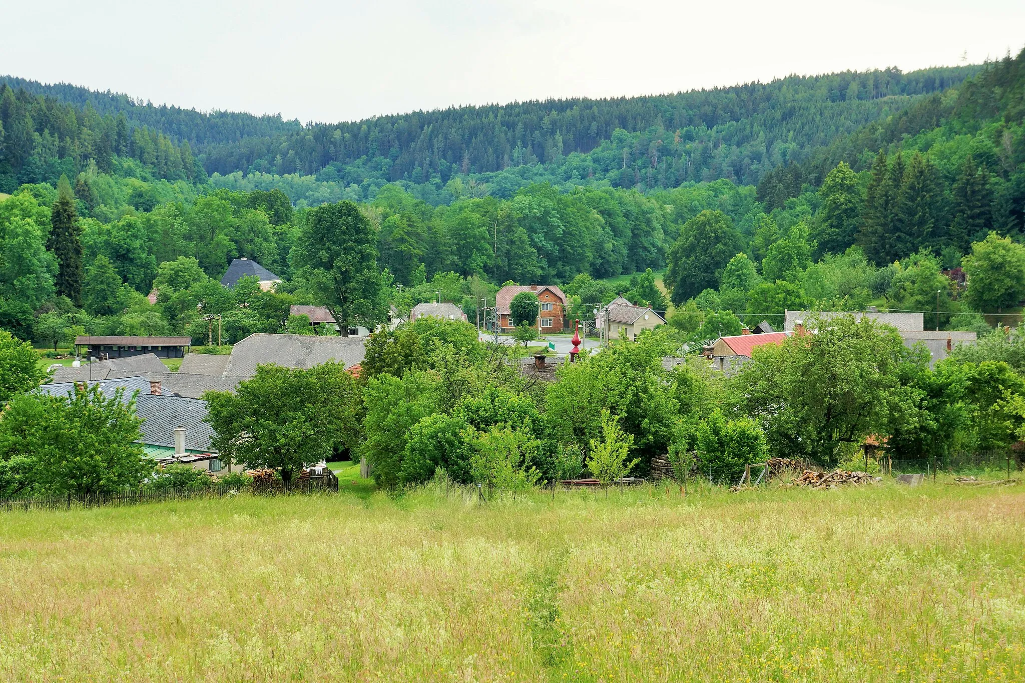 Photo showing: Jeřmaň, pohled na obec od jihu z cesty na Bouzov