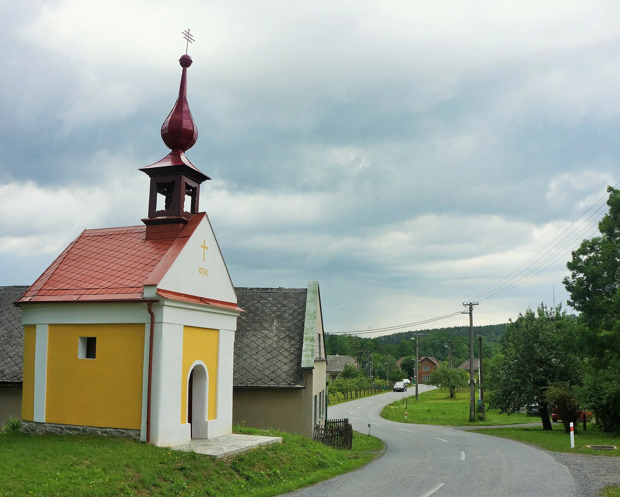 Photo showing: Jeřmaň, centrum obce s kaplí nalevo