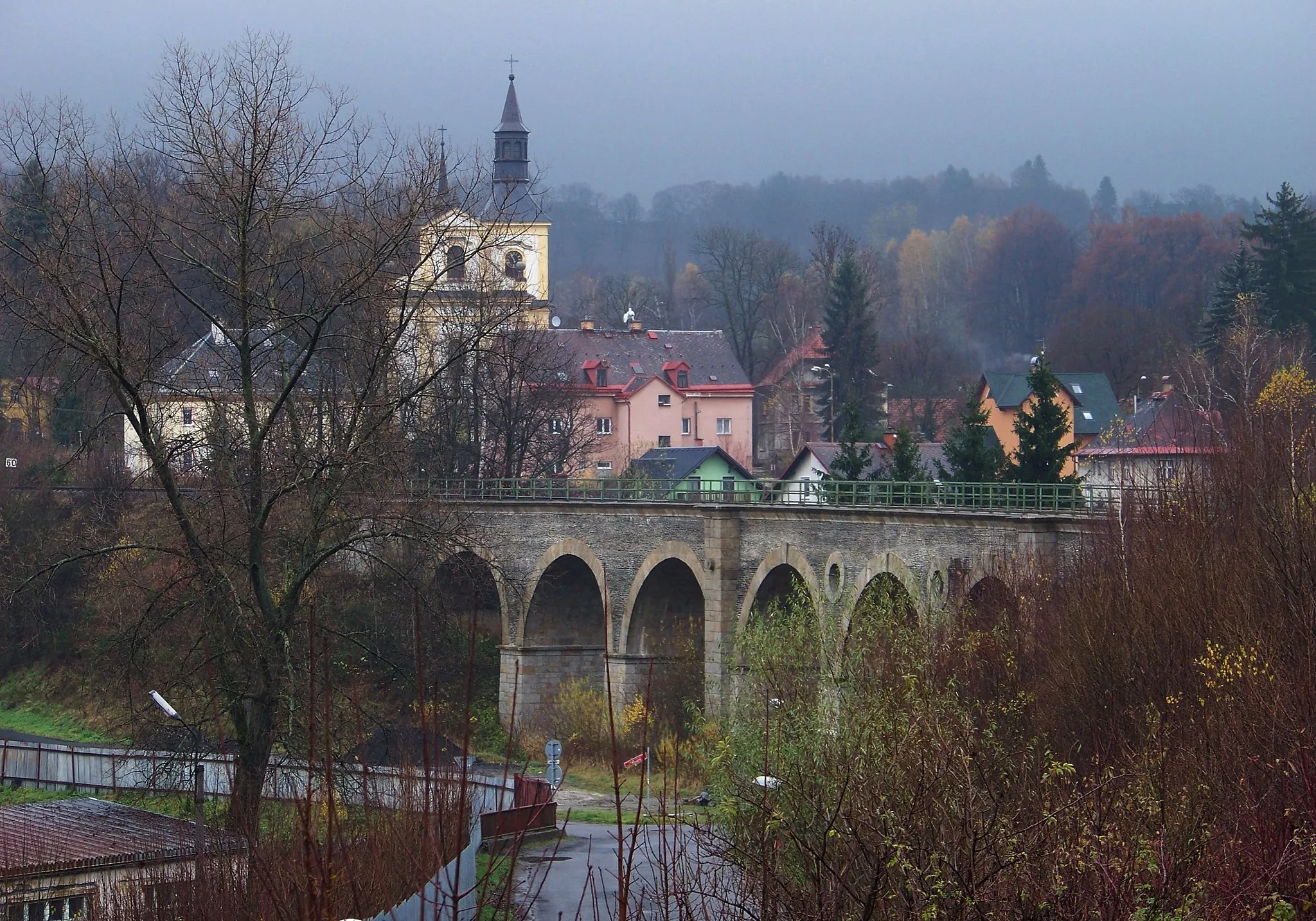 Photo showing: Rychnov u Jablonce nad Nisou, Jablonec nad Nisou District, Liberec Region, Czech Republic. A viaduct and Saint Wenceslaus Church, from the train station.