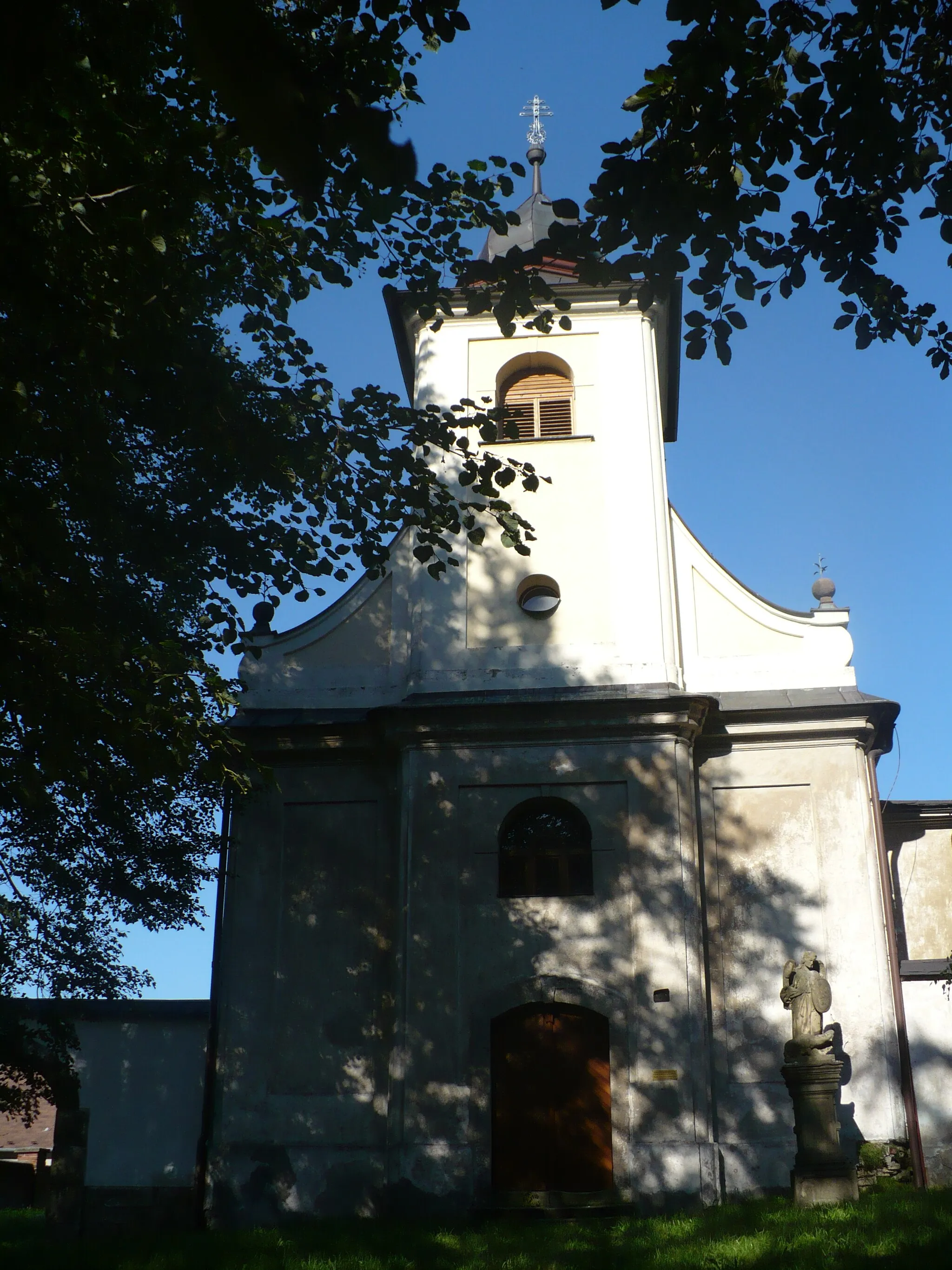 Photo showing: Kostel sv. Jana Nepomuckého ve Skuhrově (Česká Třebová).jpg