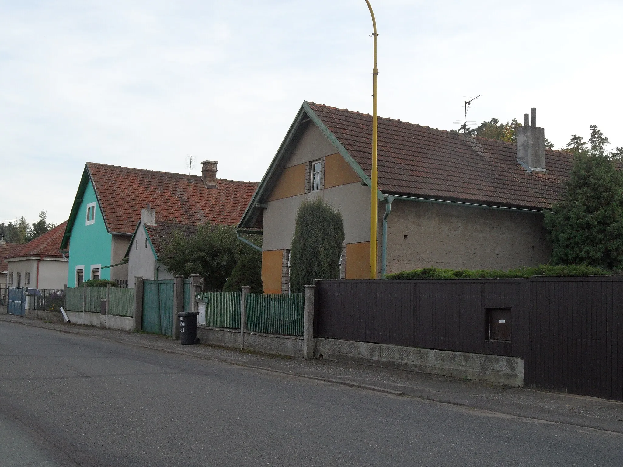 Photo showing: Bílé Vchynice (Kladruby nad Labem) B. Houses along Road (South-West Side), Pardubice, the Czech Republic.