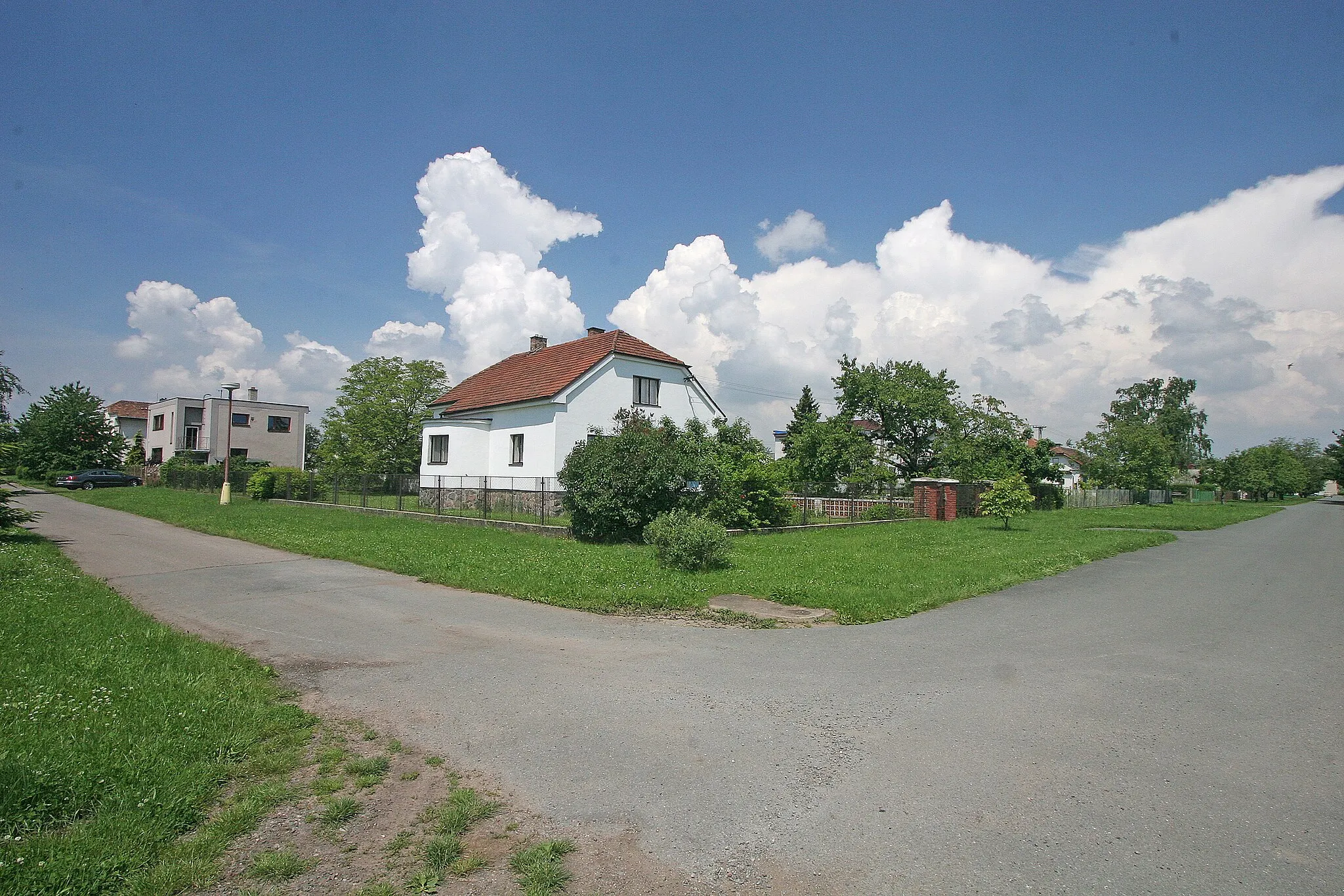 Photo showing: Pohřebačka čp. 132
Camera location 50° 09′ 28.82″ N, 15° 47′ 05.11″ E View this and other nearby images on: OpenStreetMap 50.158006;   15.784753

This file was created as a part of the photographic program of Wikimedia Czech Republic. Project: Foto českých obcí The program supports Wikimedia Commons photographers in the Czech Republic.