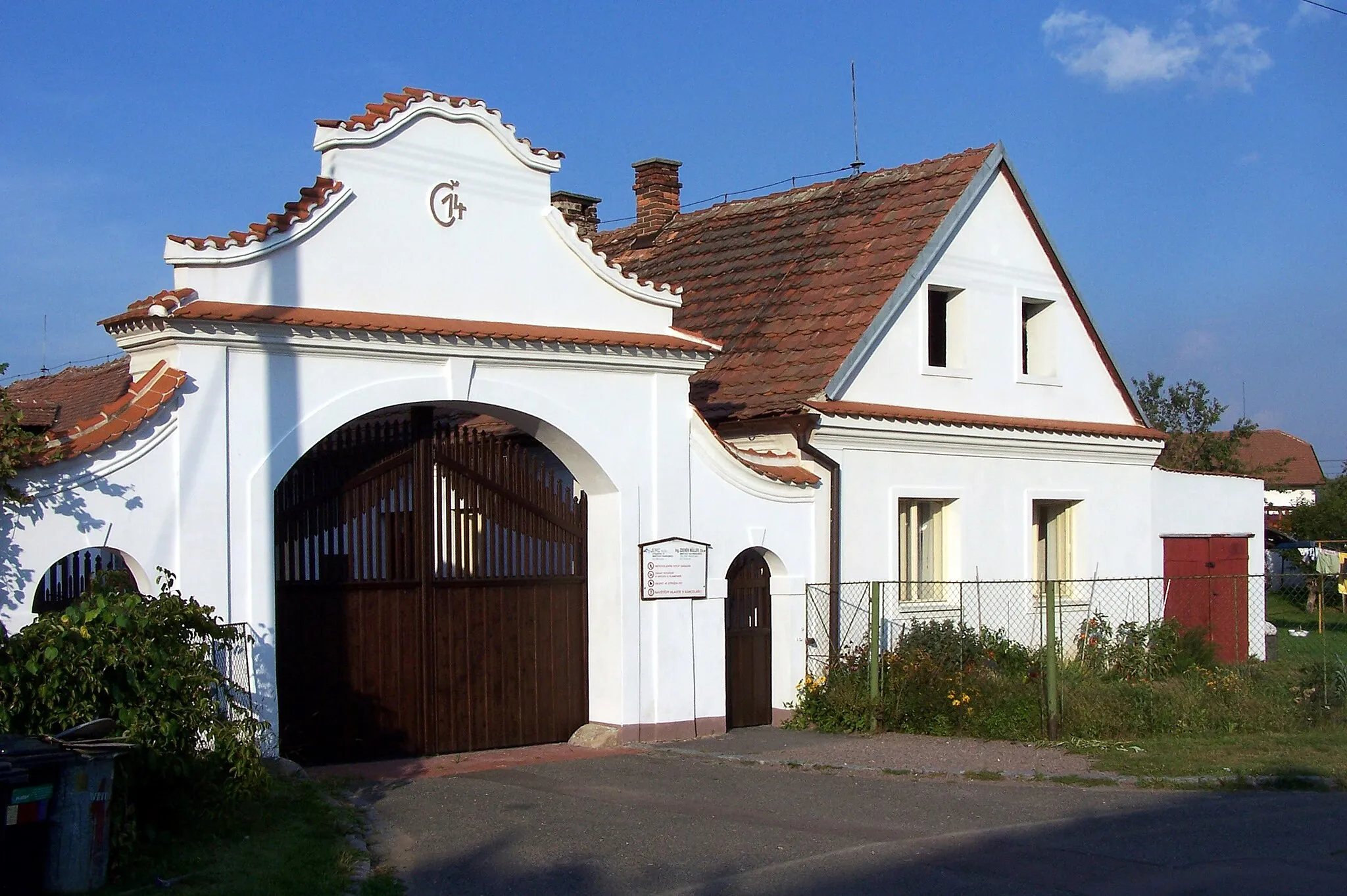 Photo showing: Mnětice, opravená část statku. GPS: 50°0'53.557"N, 15°50'4.609"E