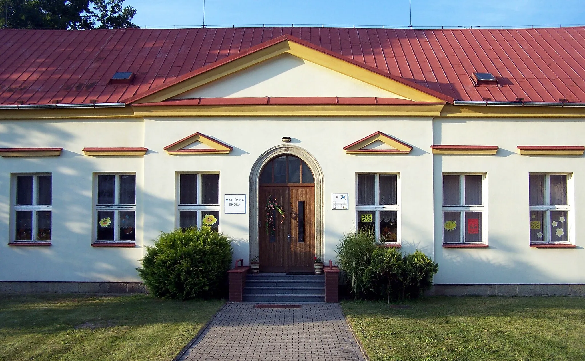 Photo showing: Černá za Bory, mateřská škola. GPS: 50°1'28.526"N, 15°49'53.405"E