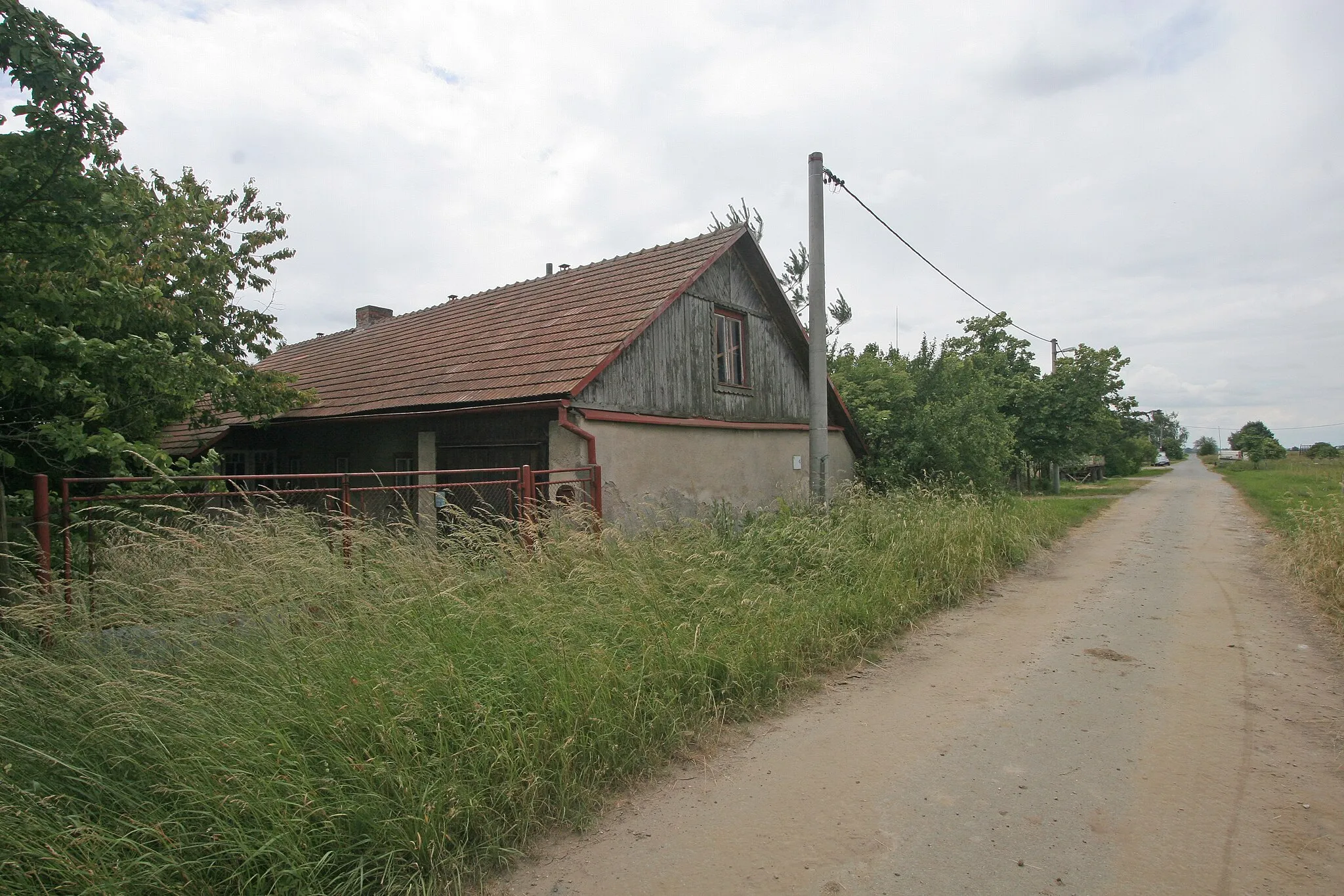 Photo showing: Drahoš čp. 13
Camera location 50° 05′ 41.65″ N, 15° 55′ 00.31″ E View this and other nearby images on: OpenStreetMap 50.094902;   15.916754

This file was created as a part of the photographic program of Wikimedia Czech Republic. Project: Foto českých obcí The program supports Wikimedia Commons photographers in the Czech Republic.