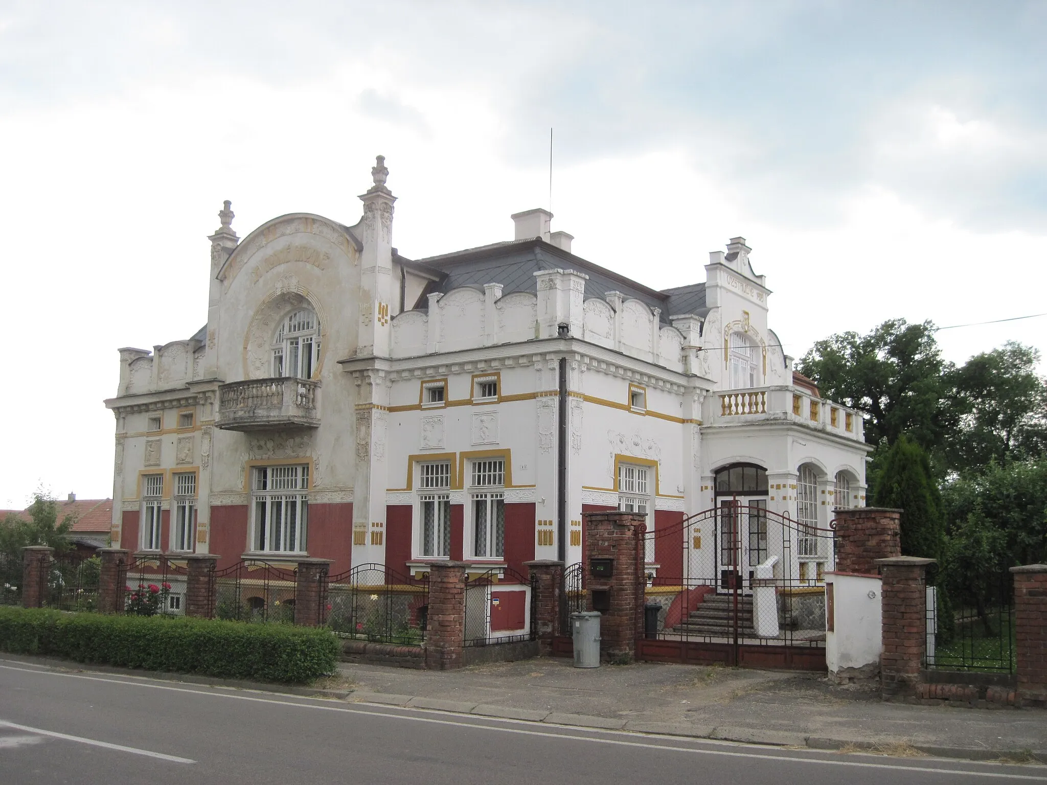 Photo showing: Mandysova vila, ul. Staroholická 62

This file was created as a part of the photographic program of Wikimedia Czech Republic. Project: Foto českých obcí The program supports Wikimedia Commons photographers in the Czech Republic.