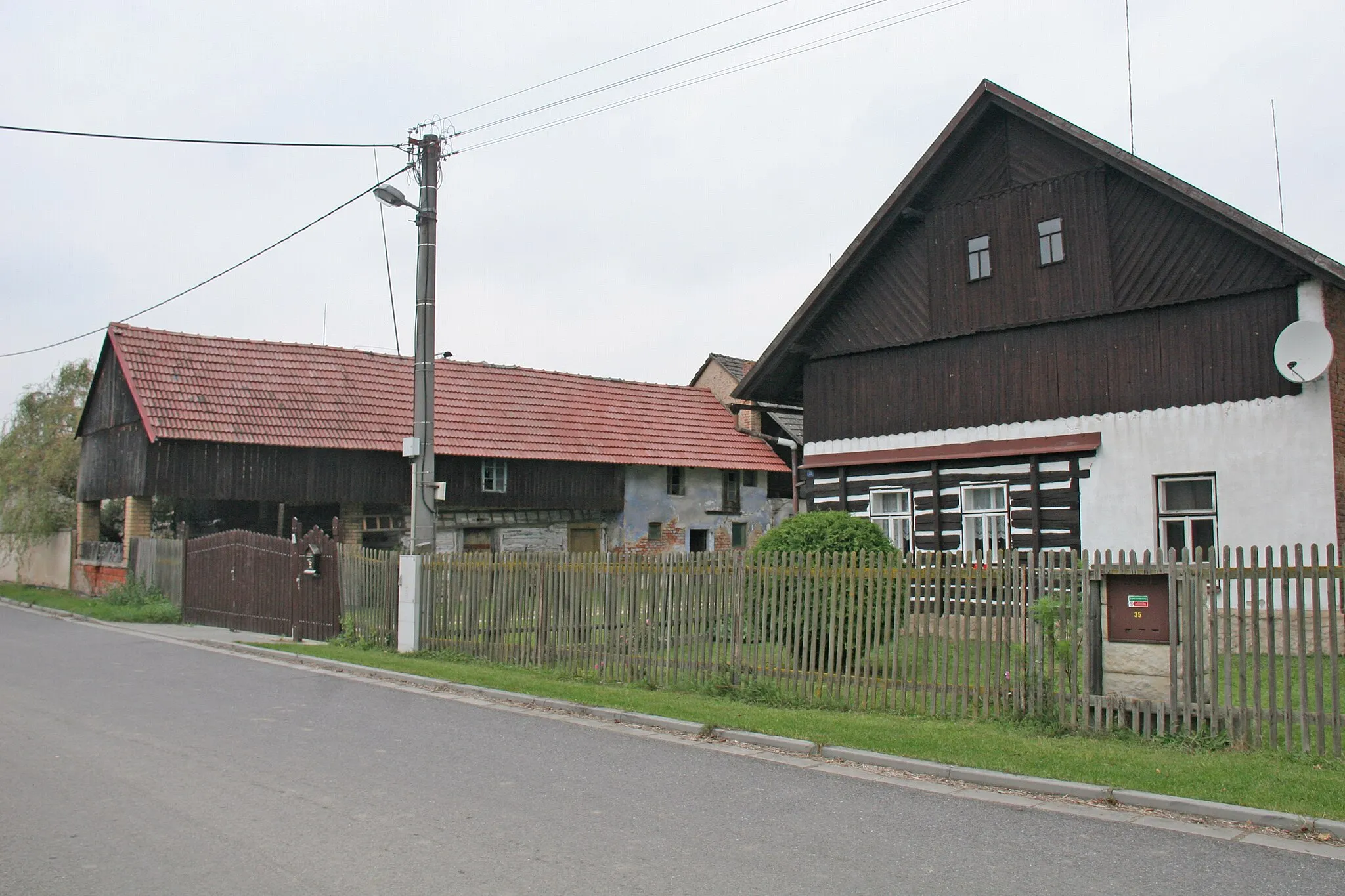 Photo showing: Ledce čp. 35
Camera location 50° 13′ 31.98″ N, 16° 02′ 27.07″ E View this and other nearby images on: OpenStreetMap 50.225549;   16.040852

This file was created as a part of the photographic program of Wikimedia Czech Republic. Project: Foto českých obcí The program supports Wikimedia Commons photographers in the Czech Republic.