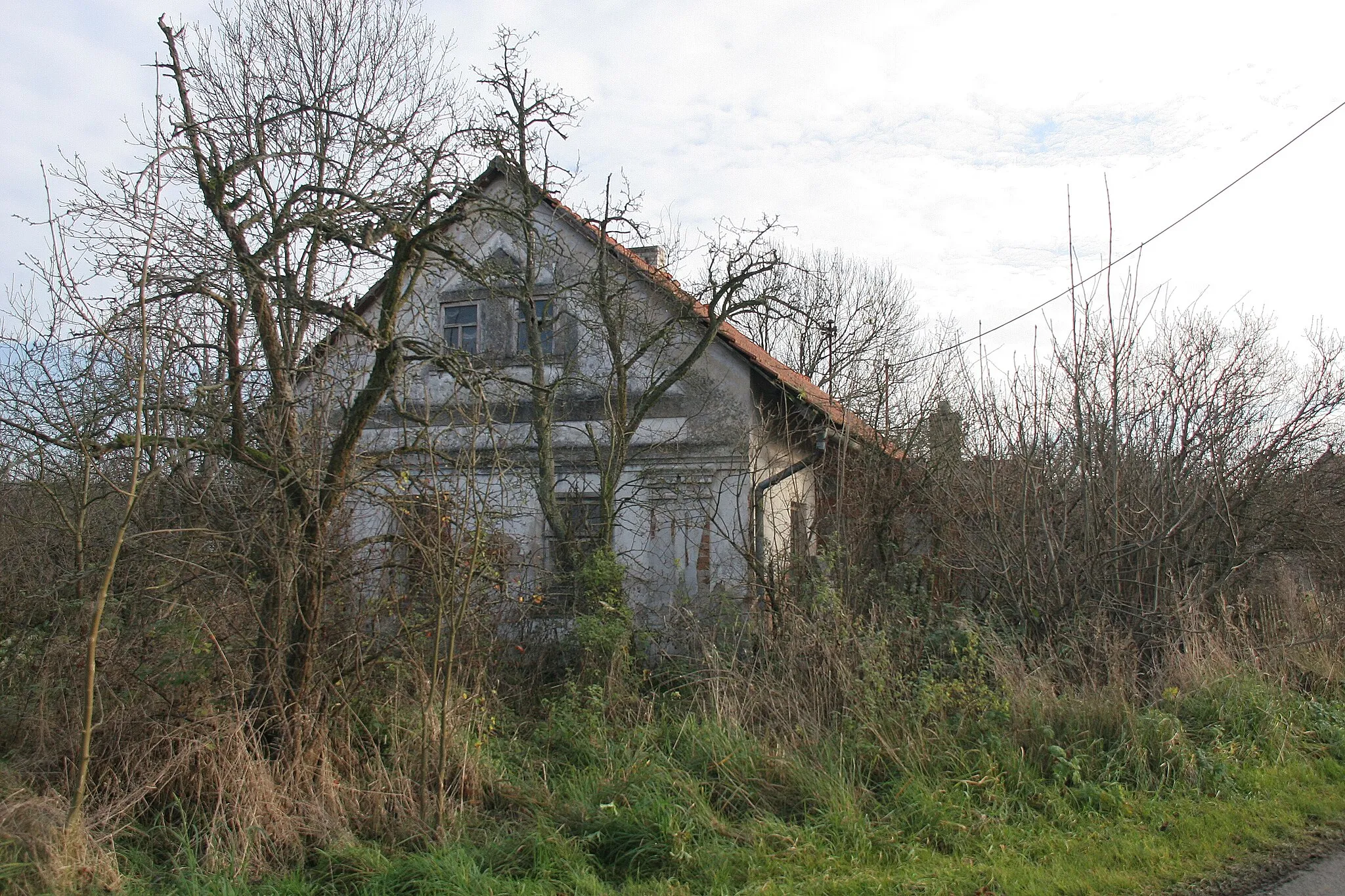 Photo showing: Lipiny čp. 24
Camera location 50° 12′ 28.69″ N, 16° 03′ 53.63″ E View this and other nearby images on: OpenStreetMap 50.207969;   16.064898

This file was created as a part of the photographic program of Wikimedia Czech Republic. Project: Foto českých obcí The program supports Wikimedia Commons photographers in the Czech Republic.