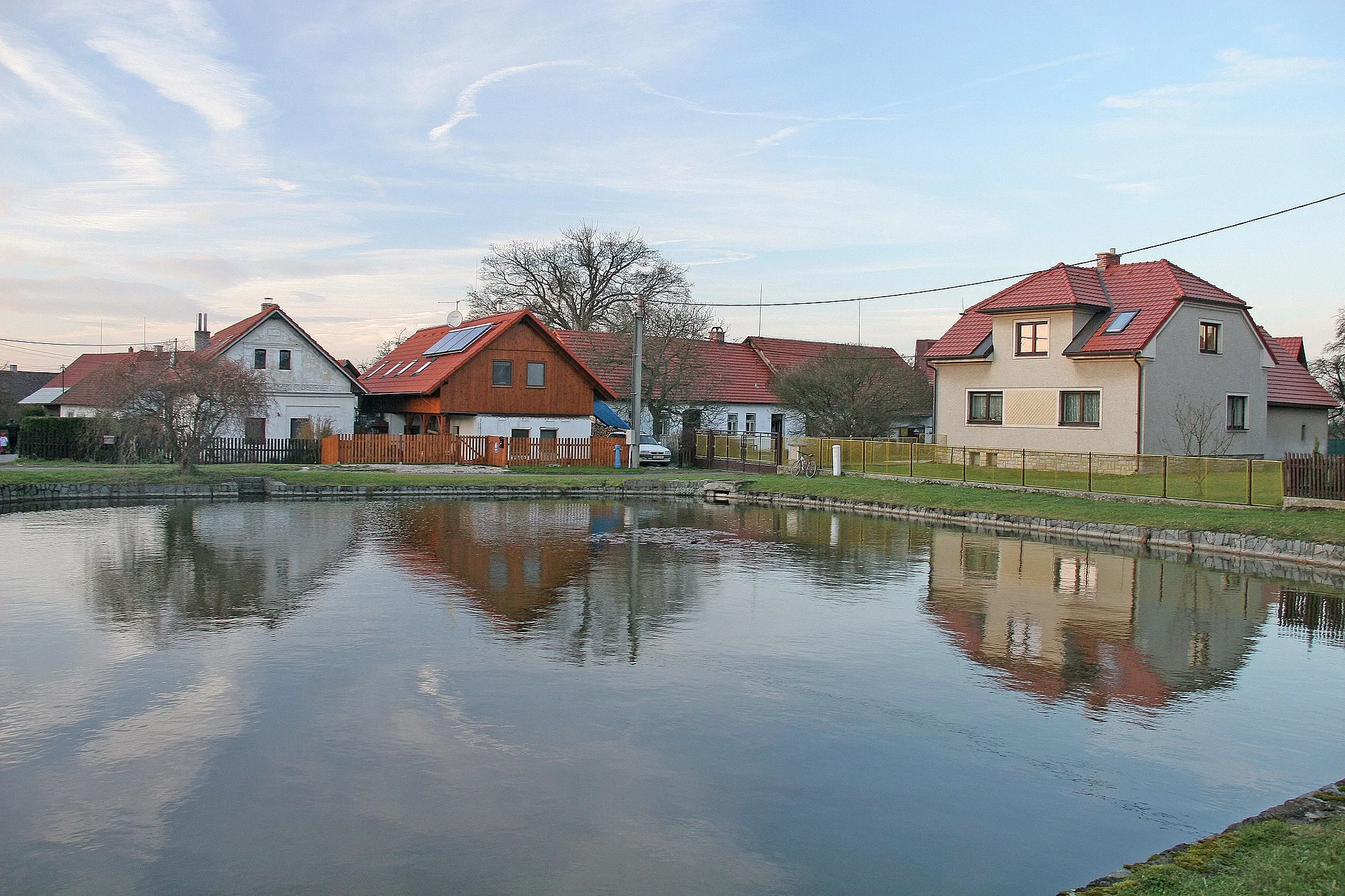 Photo showing: Nová Ves návesní rybník
Camera location 50° 12′ 24.79″ N, 16° 07′ 15.57″ E View this and other nearby images on: OpenStreetMap 50.206887;   16.120993

This file was created as a part of the photographic program of Wikimedia Czech Republic. Project: Foto českých obcí The program supports Wikimedia Commons photographers in the Czech Republic.