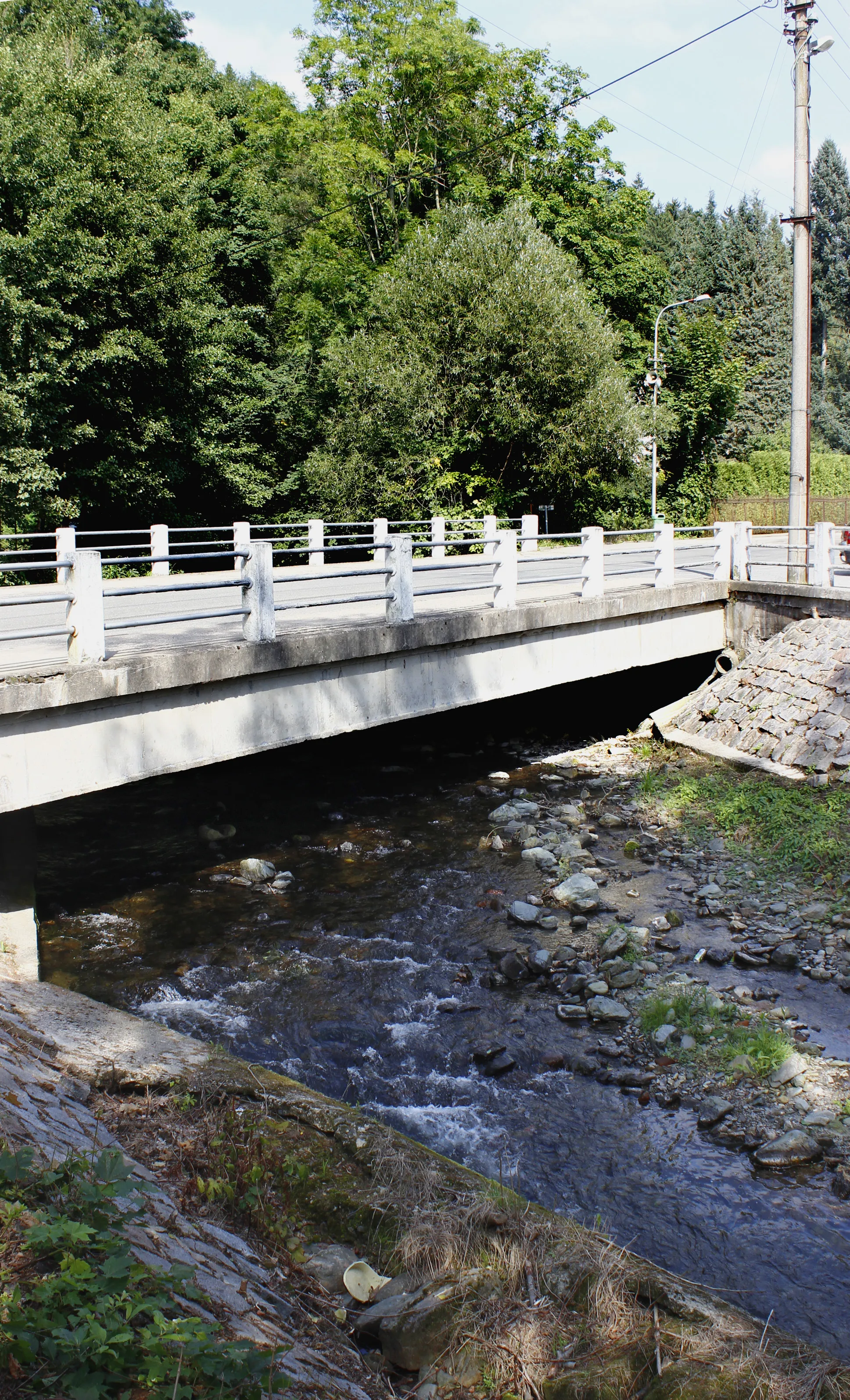 Photo showing: Bridge over Bělá river in Skuhrov nad Bělou, Czech Republic