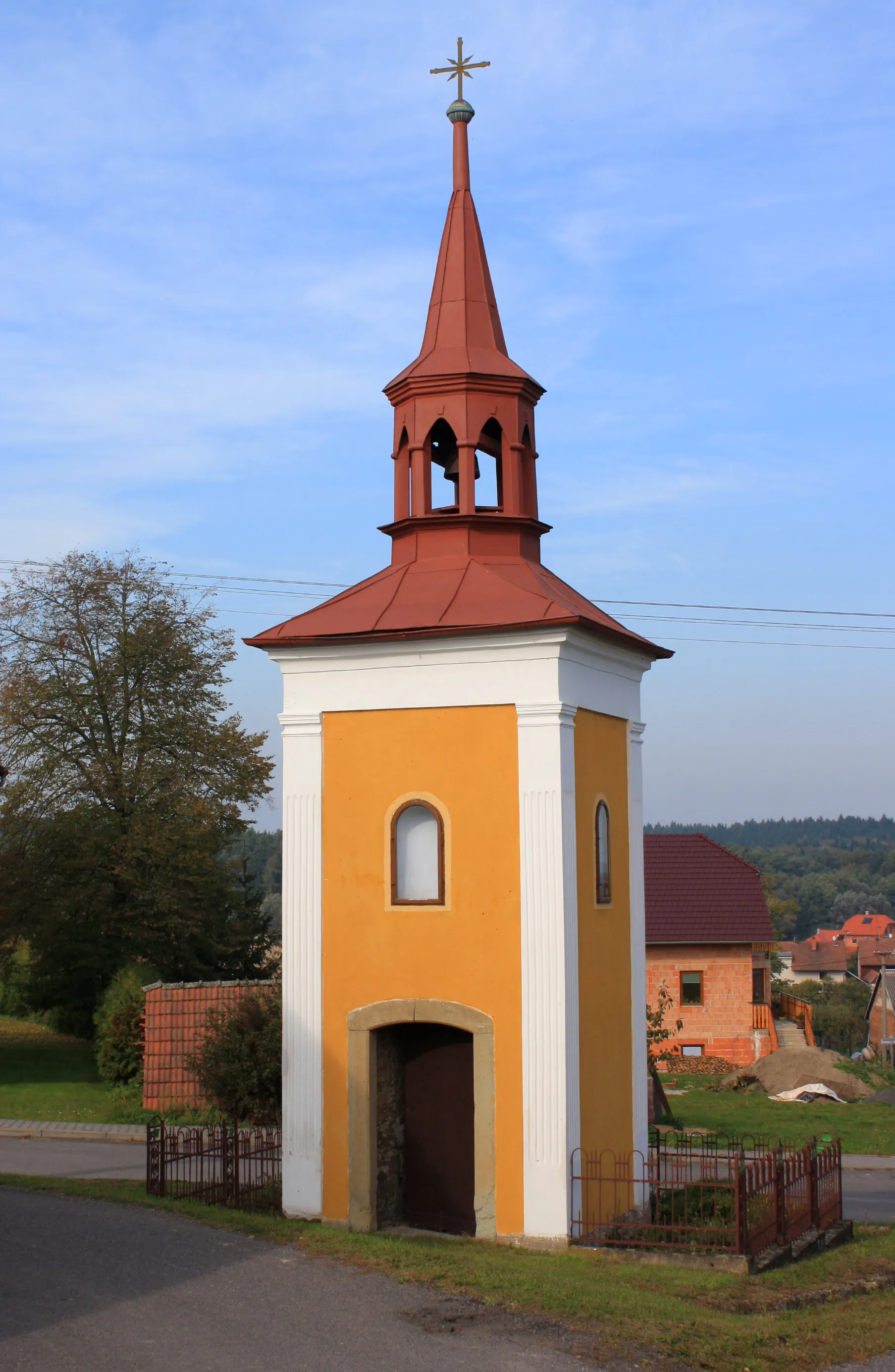 Photo showing: Small chapel in Rájec, part of Borovnice, Czech Republic