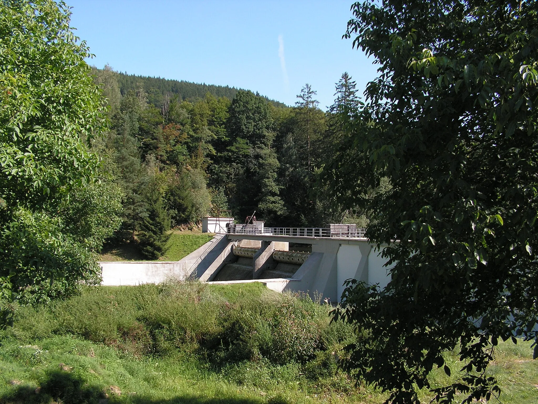 Photo showing: Pohled na hráz od silnice