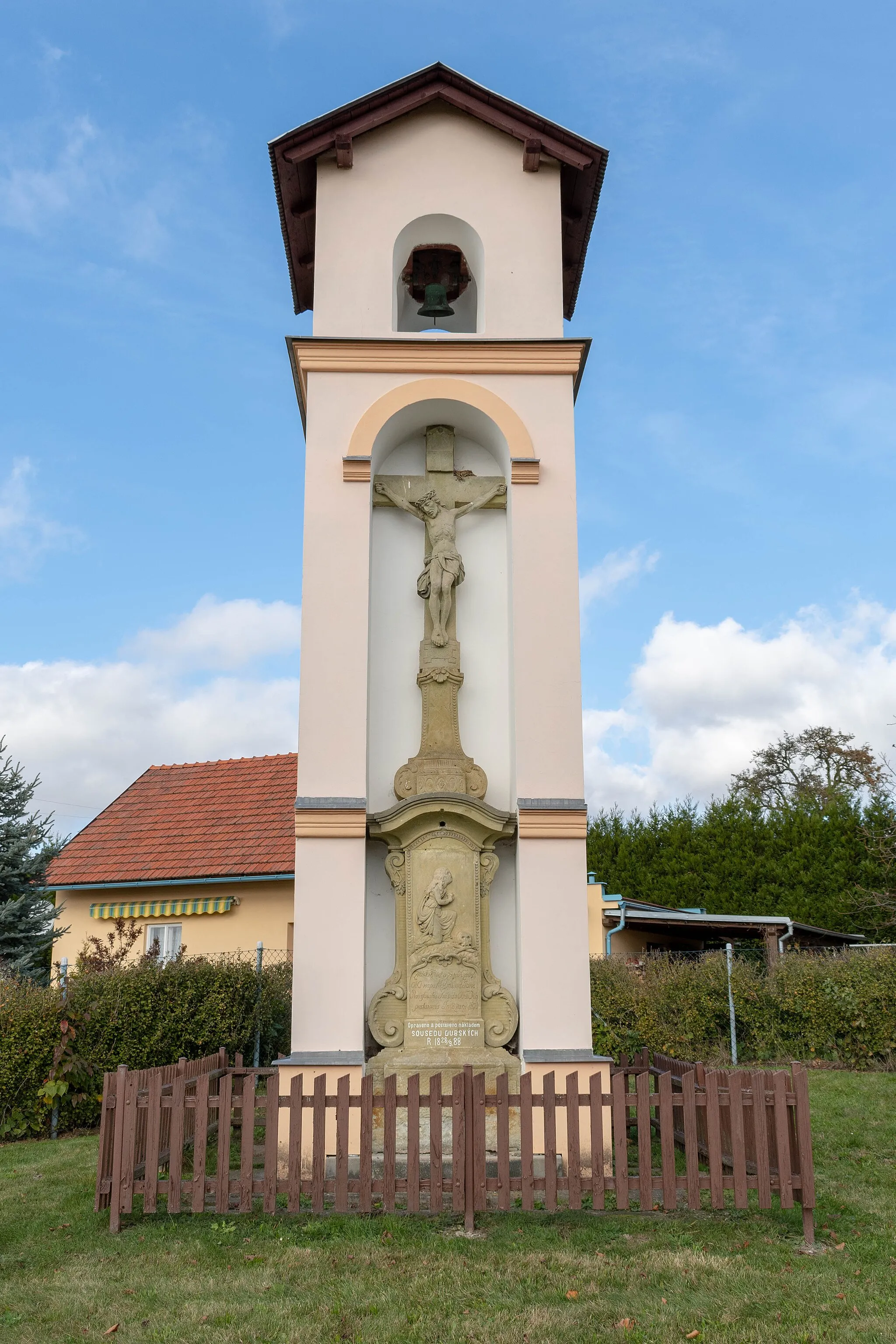 Photo showing: Zvonice s křížem v obci Dubí