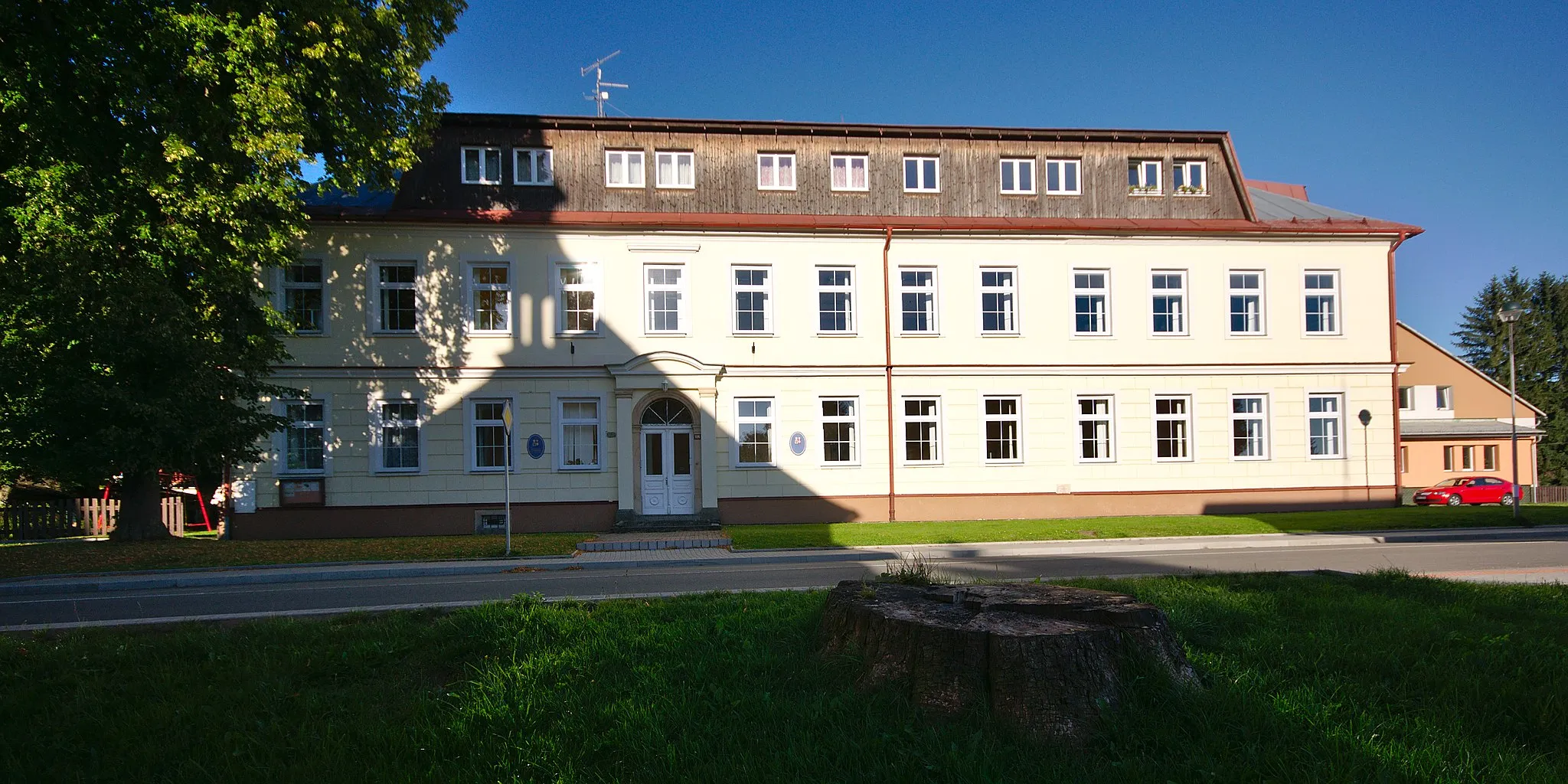 Photo showing: Základní škola, Deštné v Orlických horách, okres Rychnov nad Kněžnou