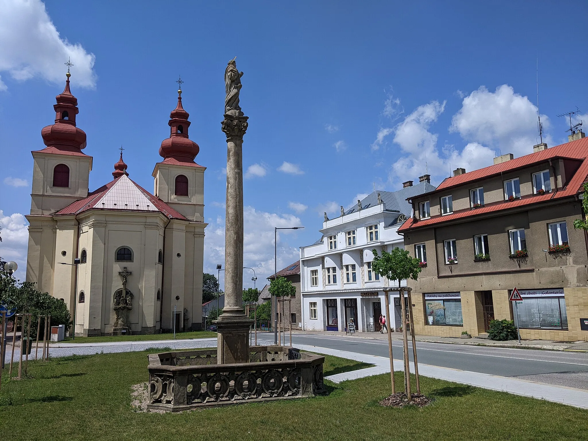 Photo showing: Vamberk - Husovo náměstí s mariánským sloupem a kostelem sv. Prokopa