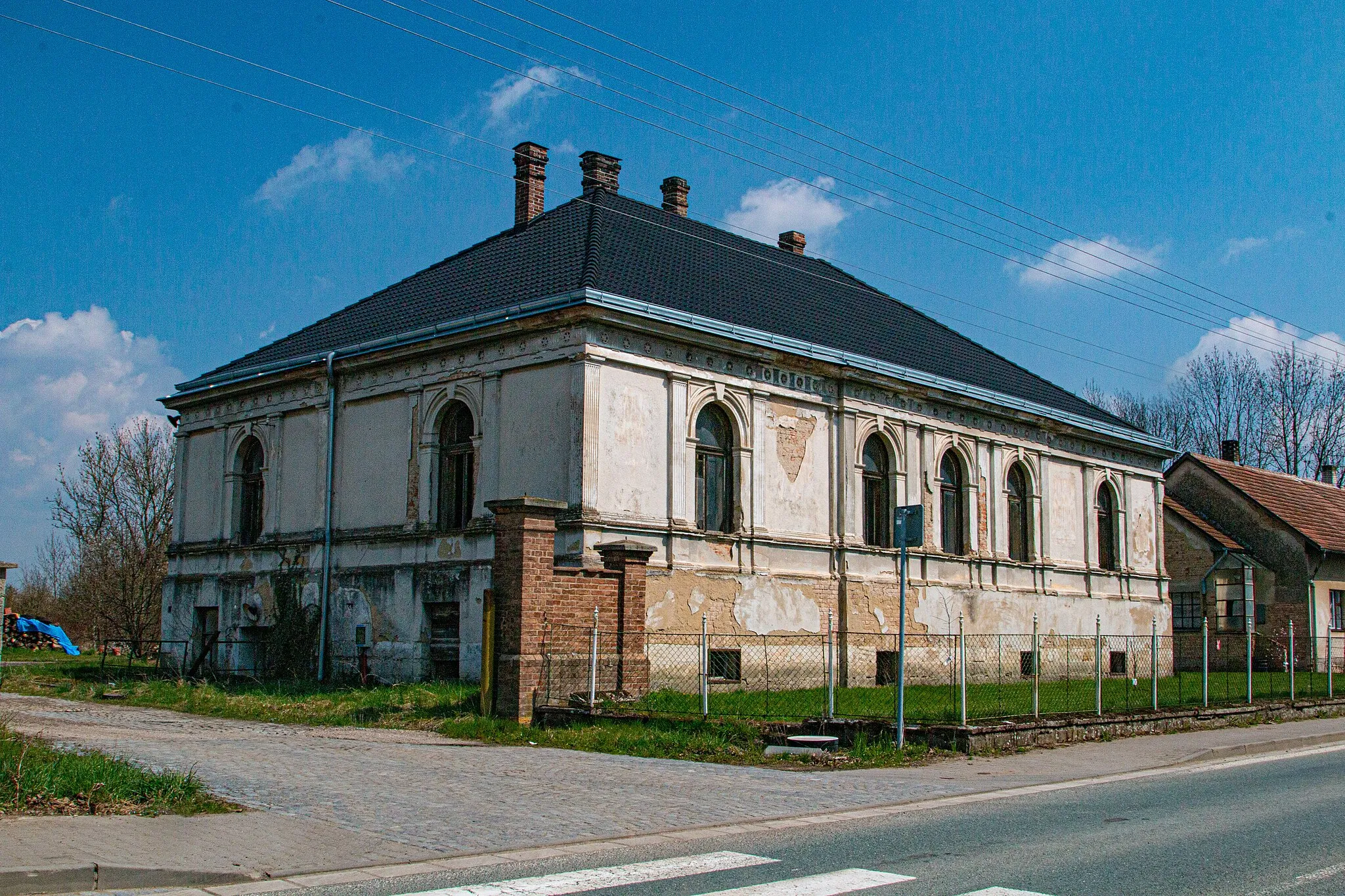 Photo showing: Bývalý zámeček v Litětinách