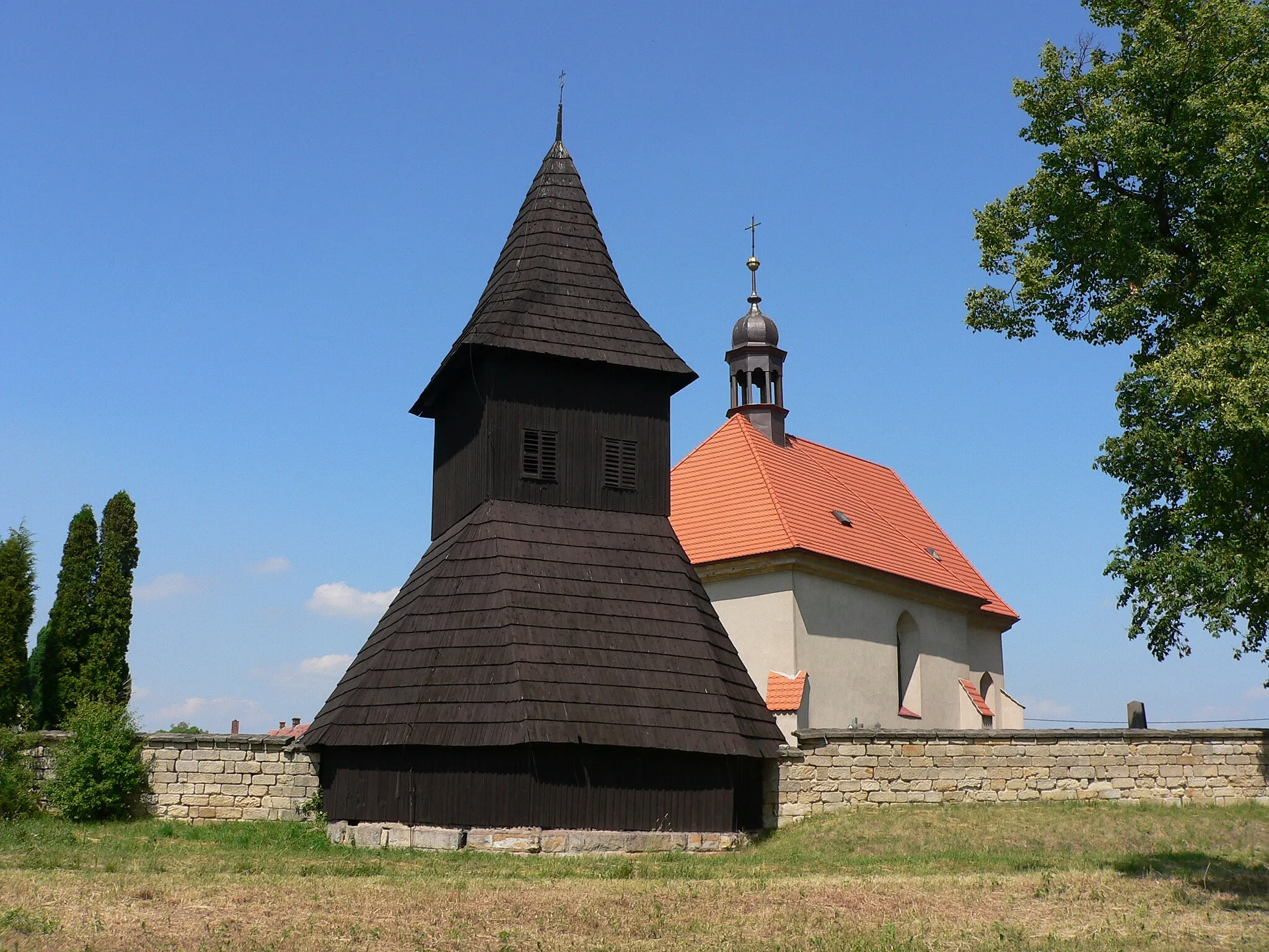 Photo showing: Psinice - wooden campanile built in 1600.