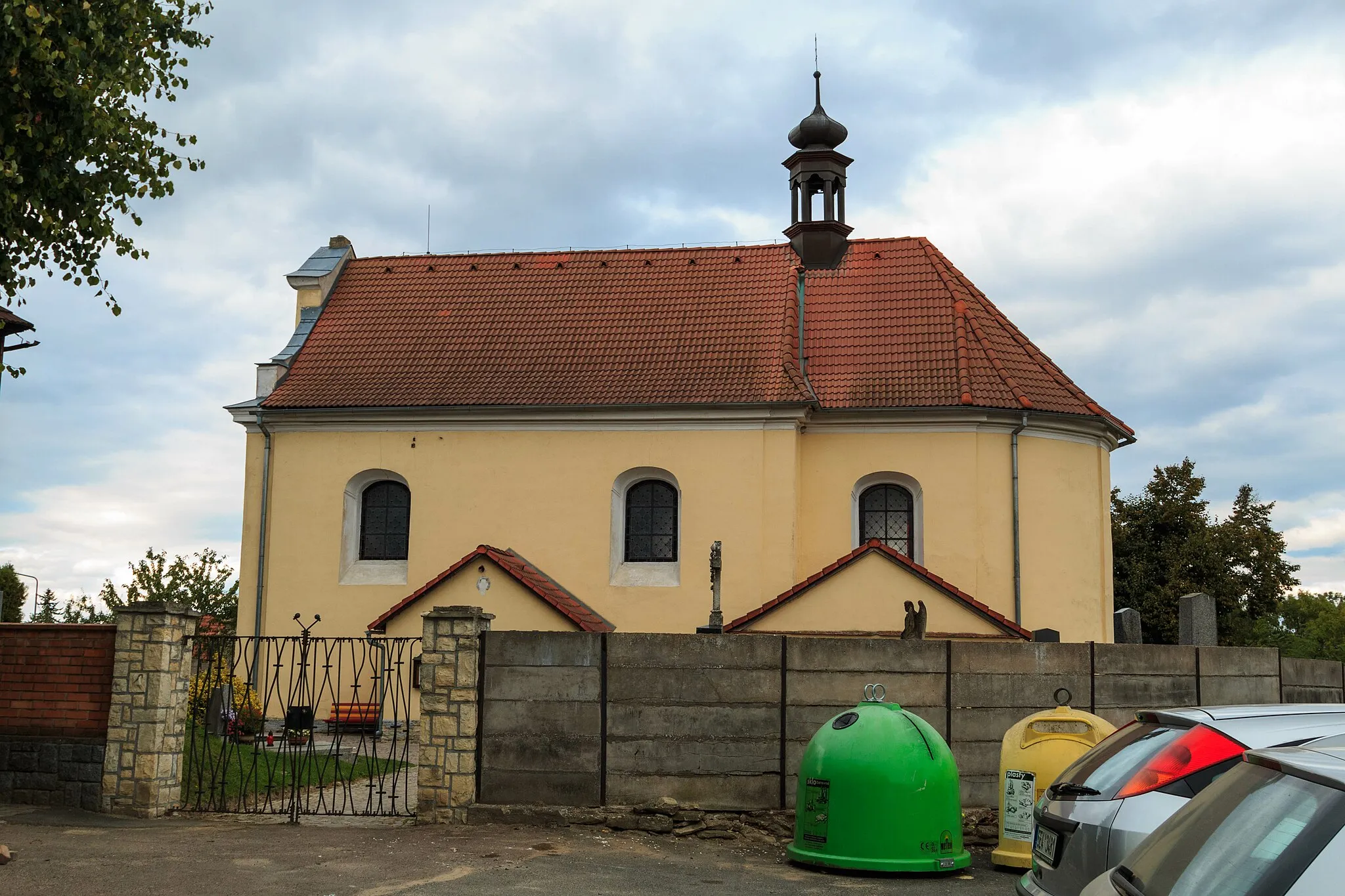 Photo showing: This file was created as a part of the photographic program of Wikimedia Czech Republic. Project: Foto českých obcí The program supports Wikimedia Commons photographers in the Czech Republic.
Řepníky kostel