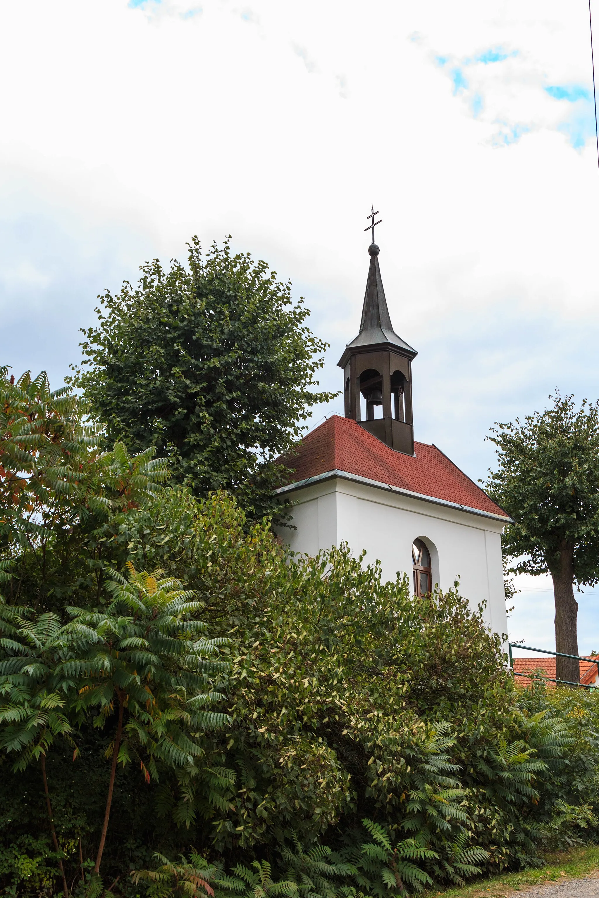 Photo showing: This file was created as a part of the photographic program of Wikimedia Czech Republic. Project: Foto českých obcí The program supports Wikimedia Commons photographers in the Czech Republic.
Pěšice kaplička