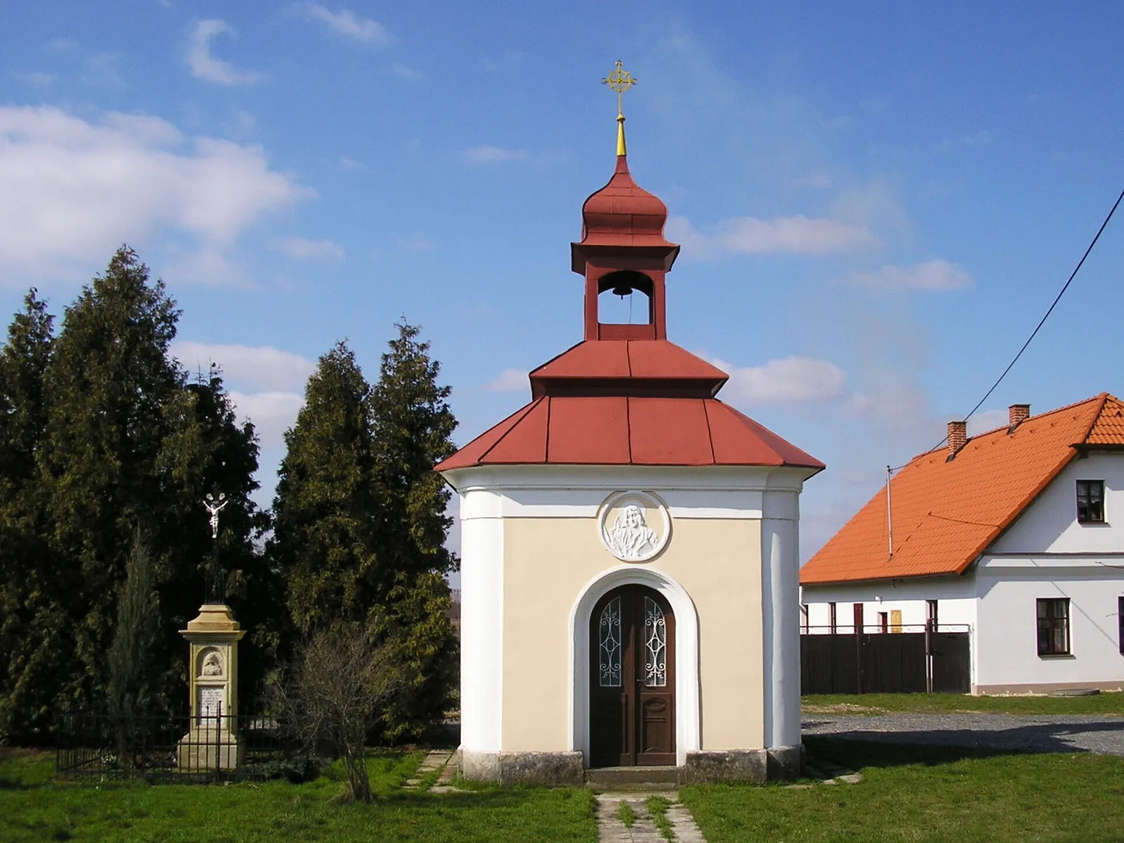 Photo showing: Village chapel in Holešovice, municipality of Chroustovice, Chrudim District, Pardubice Region, the Czech Republic.