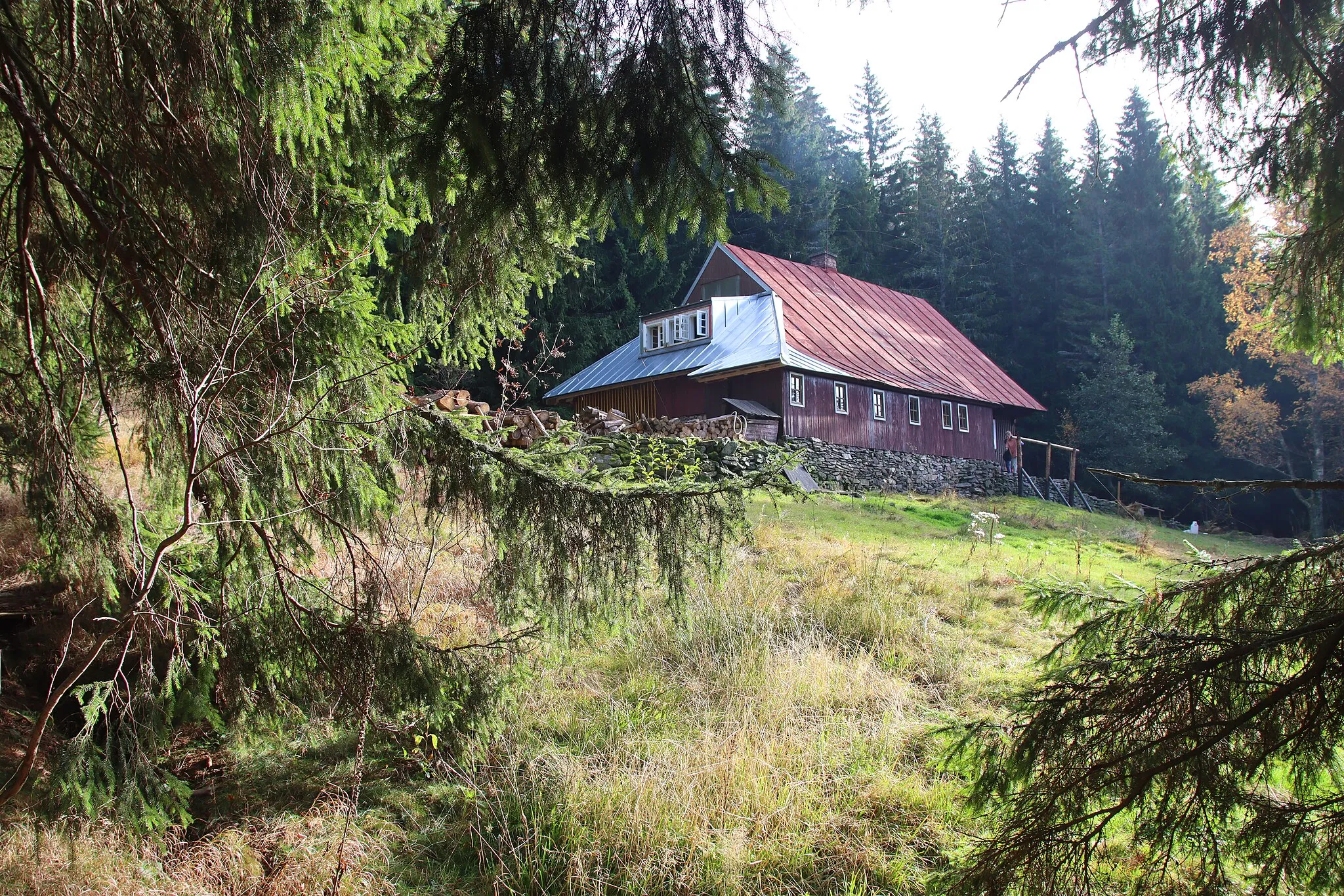 Photo showing: Bönischovy boudy ("Bönisch's mountain huts") in the Giant Mountains – Primavera Hut