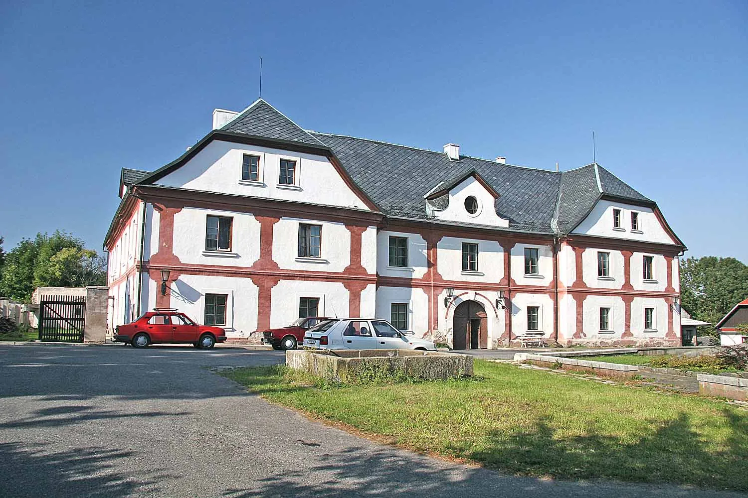Photo showing: Budova Panského dvora v obci Předhradí, Chrudim district, Czech Republic
autor: Prazak

Date: 14. 9. 2006