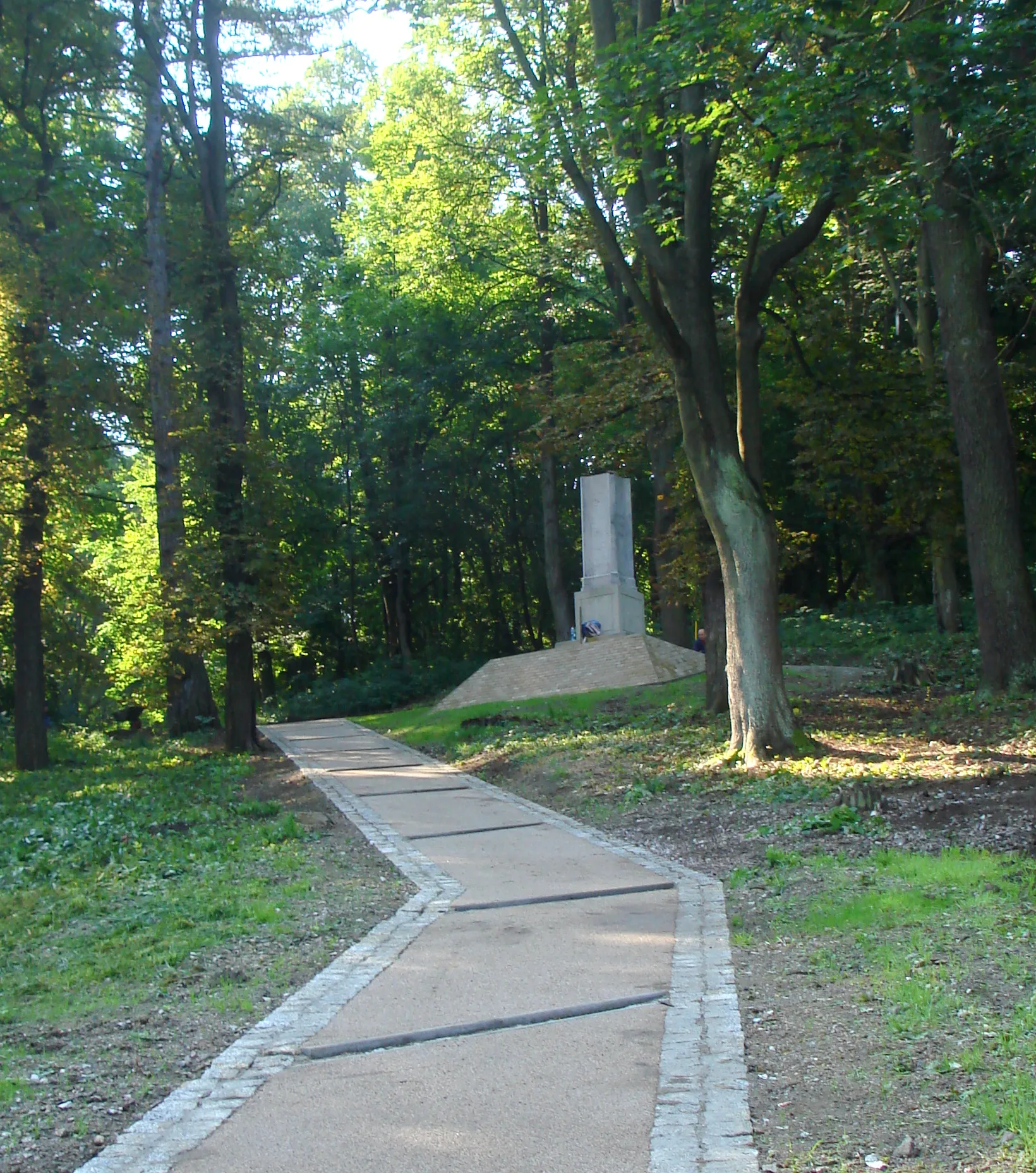 Photo showing: Obelisk ustawiony jest na miejscu nieistniejącego cmentarza, gdzie pochowano zmarłych, którzy odnieśli rany w bitwach pod Trutnovem (Czechy), rozgrywających się 27 - 28 czerwca 1866 roku. Pomnik został odsłonięty w 1866 roku, a ufundowany został przez ówczesnych mieszkańców  powiatu kamiennogórskiego (Landeshut). W 2010 r. Miasto Kamienna Góra w ramach projektu "Historia nas łączy - ścieżka edukacyjna do pomnika z 1866 r." współfinansowanego z Programu Operacyjnego Współpracy Transgranicznej 2007 - 2013 Republika Czeska - Rzeczpospolita Polska odrestaurowało pomnik wraz z biegnącą do niego ścieżką.