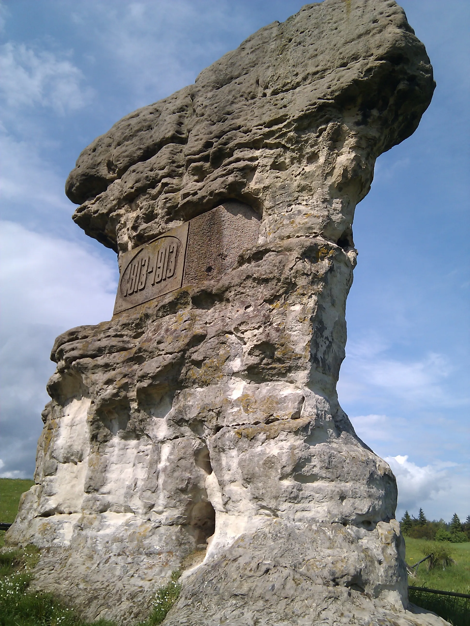 Photo showing: Formacja skalna Diabelska Maczuga w miejscowości Gorzeszów, Dolny Śląsk. Tablica 1813-1913 upamiętniająca setną rocznicę Bitwy Narodów pod Lipskiem.