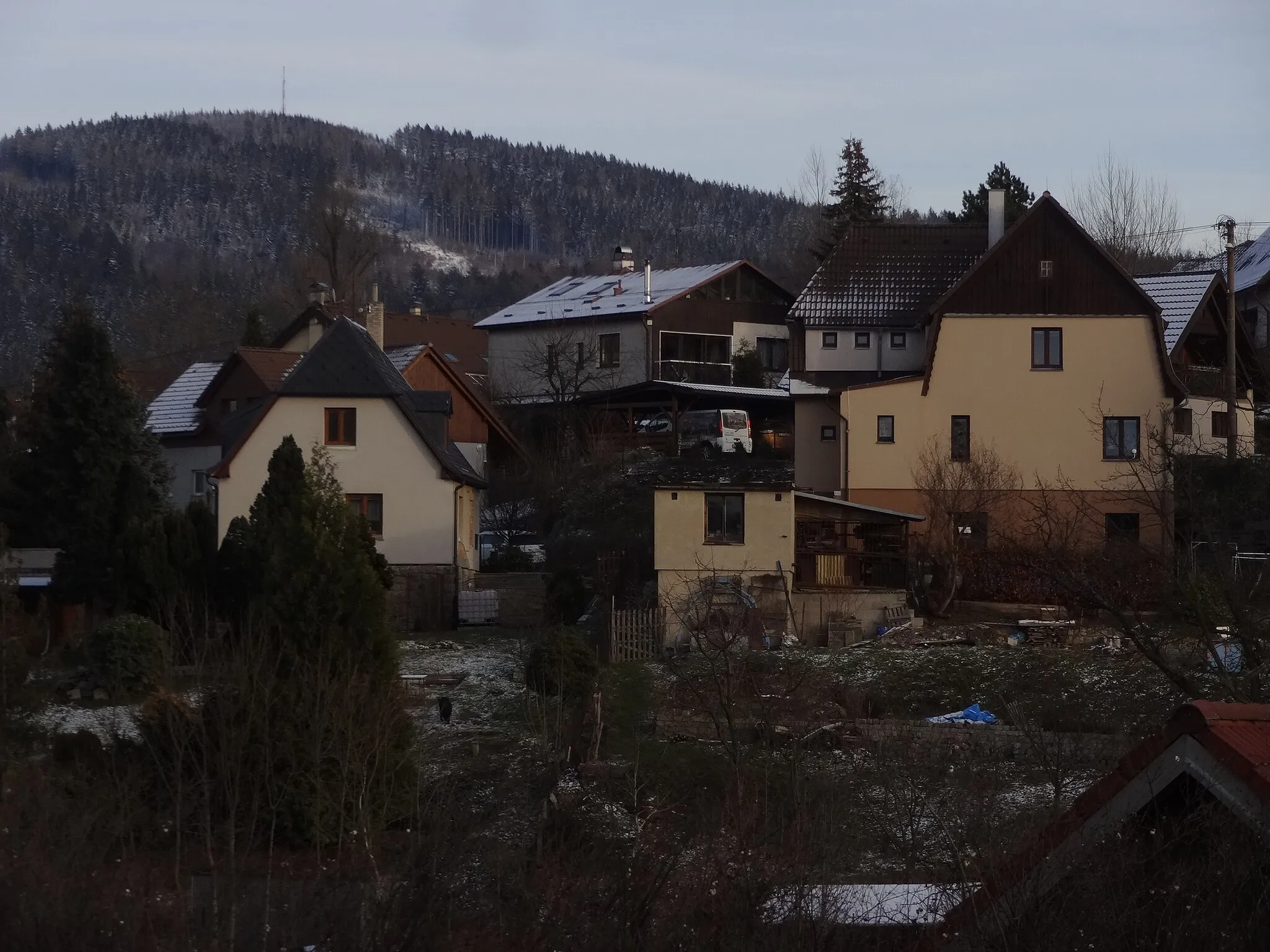 Photo showing: Ruprechtice (Liberec XIV) - pohled na zástavbu na Michelském vrchu a Žulový vrch (743 m) z ulice Na Valech