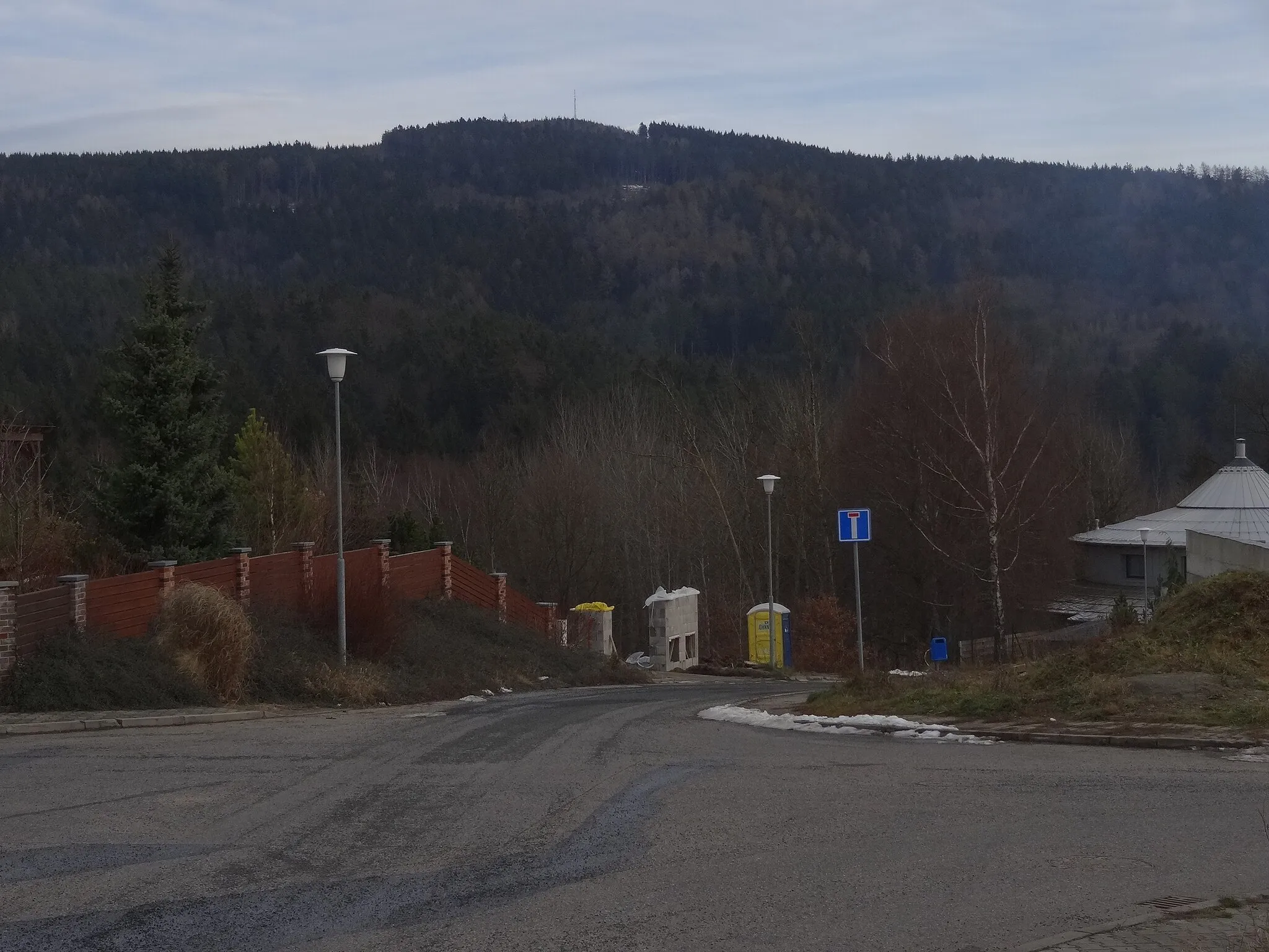 Photo showing: Ruprechtice (Liberec XIV) - pohled na Žulový vrch (743 m) z křižovatky ulic U Koupaliště a Přírodní