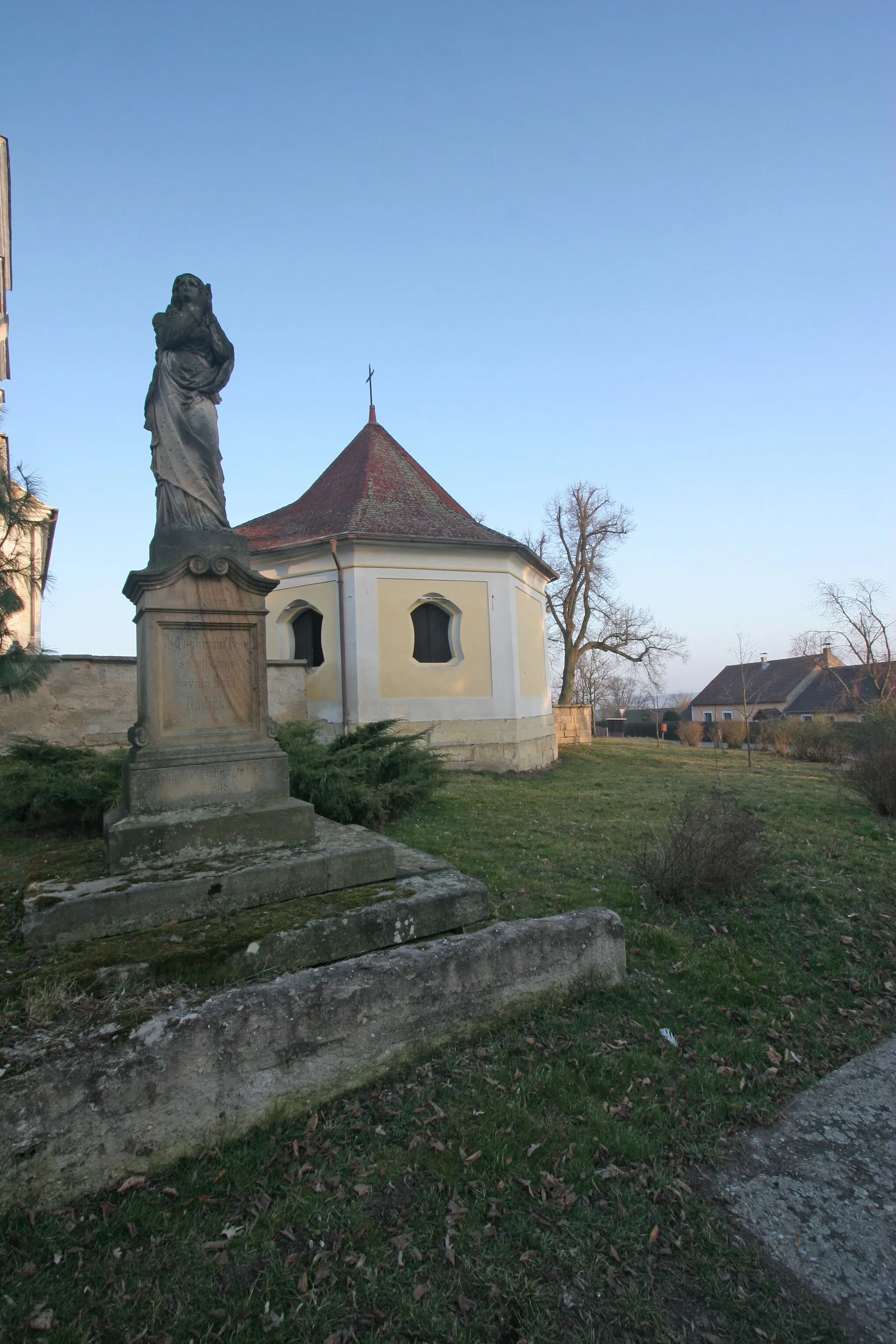 Photo showing: Hradíštko sochy před kostelem
Camera location 50° 21′ 14.7″ N, 15° 25′ 37.3″ E View this and other nearby images on: OpenStreetMap 50.354083;   15.427028

This file was created as a part of the photographic program of Wikimedia Czech Republic. Project: Foto českých obcí The program supports Wikimedia Commons photographers in the Czech Republic.