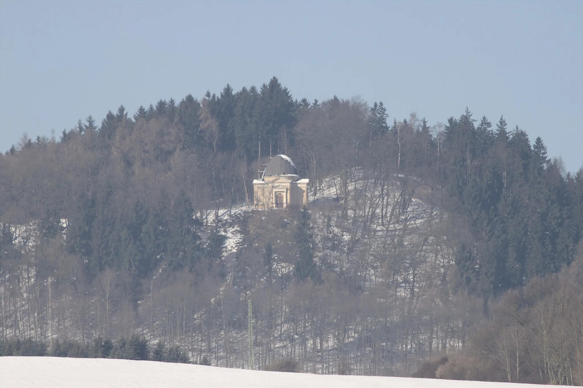 Photo showing: Mausoleum of Schroll seen from Habřina, Ústí Region, CZ