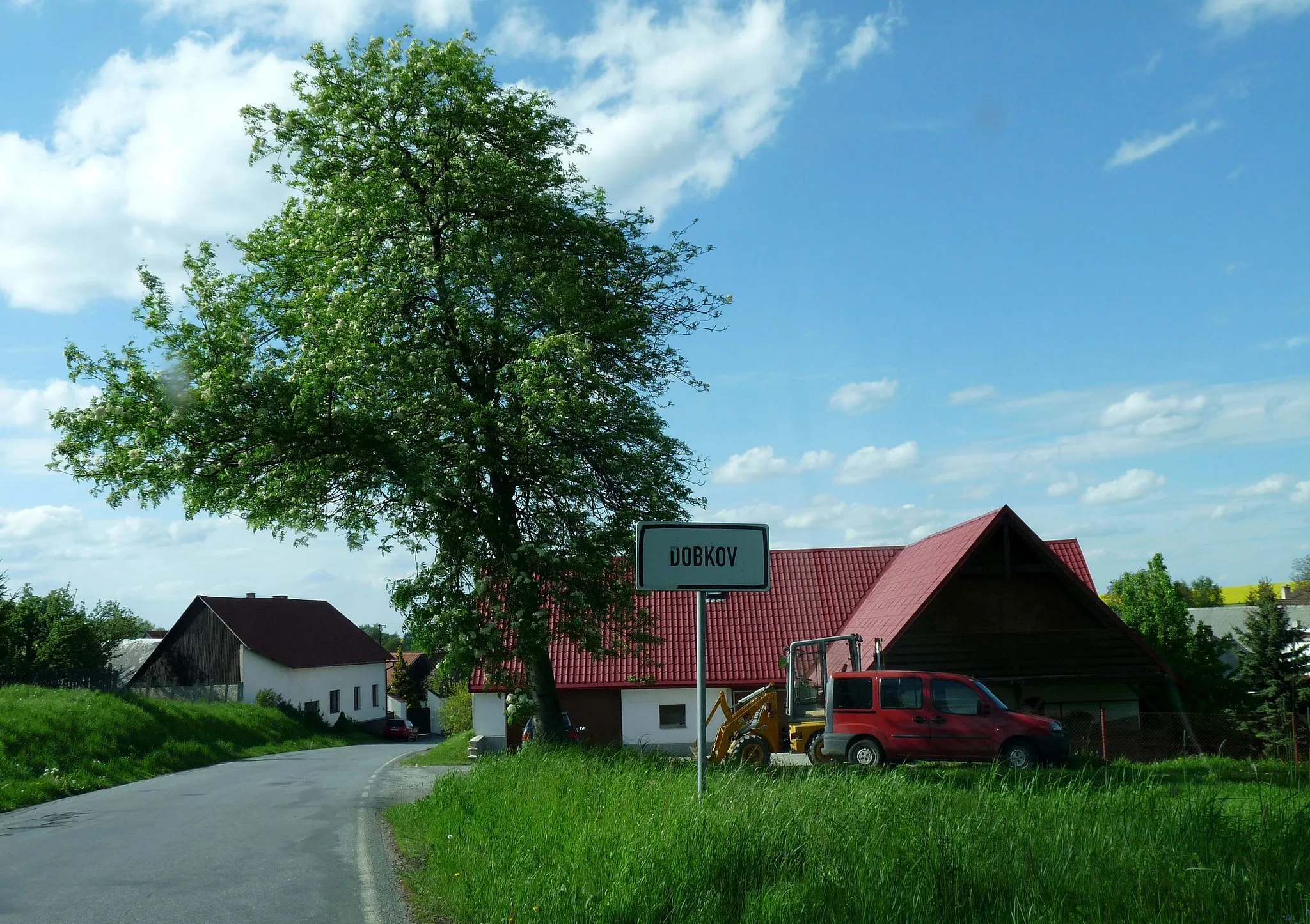 Photo showing: Municipal border sign of in the village of Dobkov, Havlíčkův Brod District, Vysočina Region, Czech Republic.