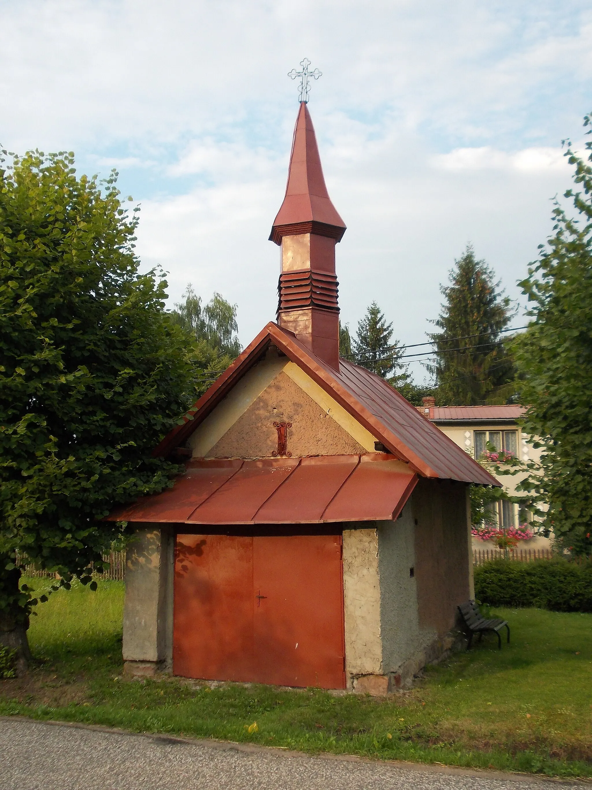 Photo showing: Zámezí - kaplička/požární zbrojnice?