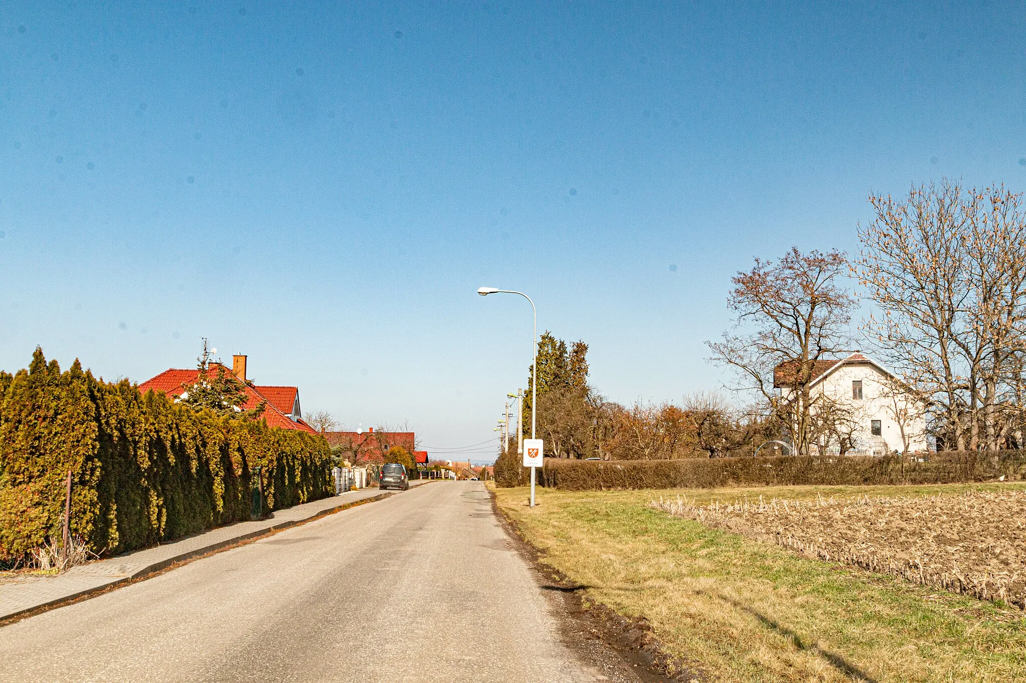 Photo showing: Hlavní ulice v obci Divec