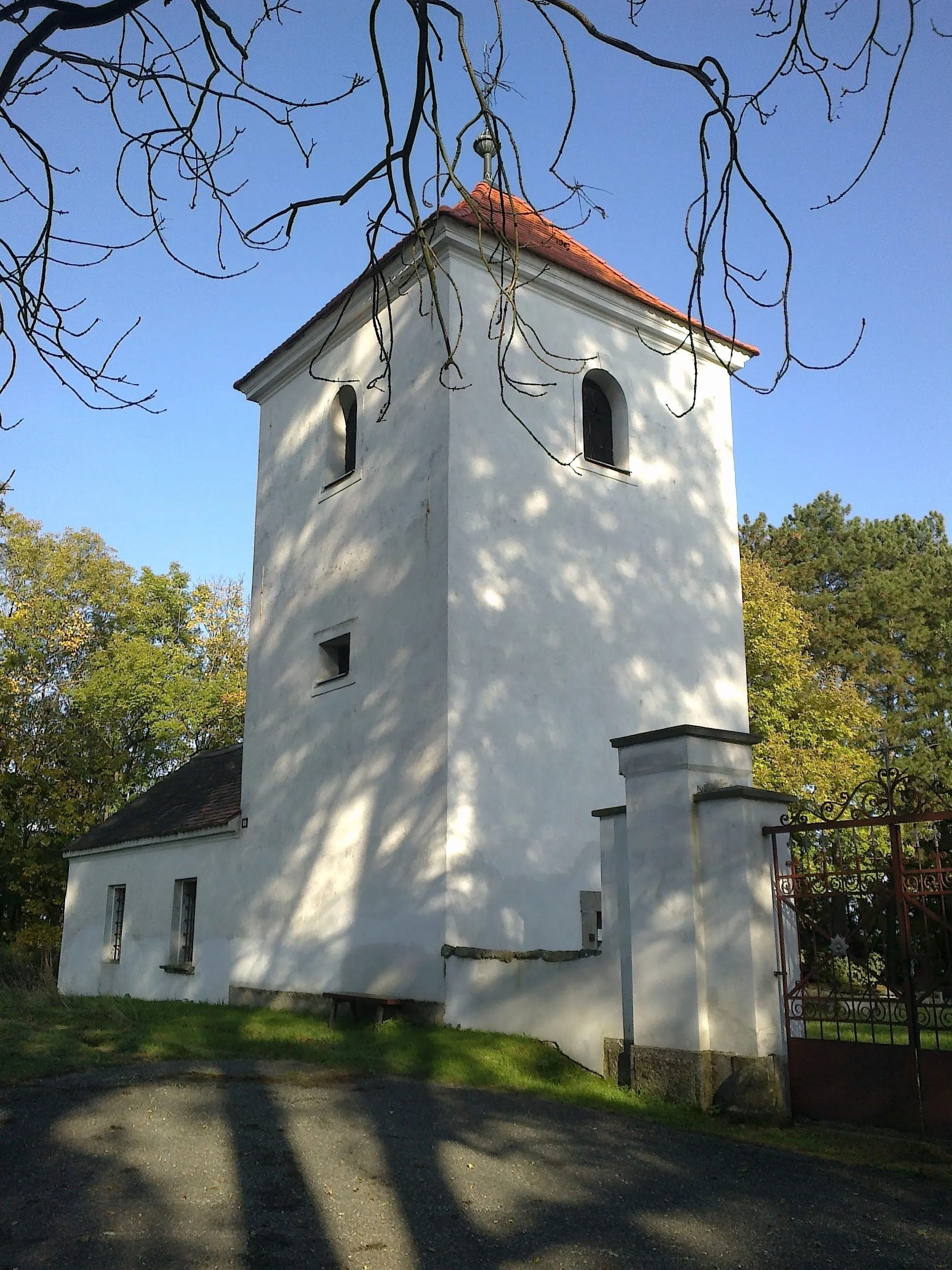 Photo showing: Kostel svatého Václava na Chloumku - věž s bránou