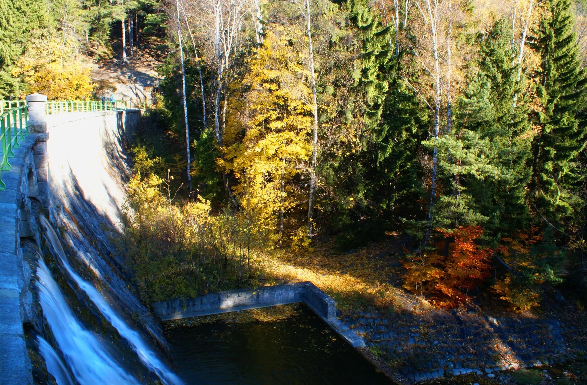 Photo showing: Große Lomnitz (Łomnica). Wasserfall an der Gewichtsstaumauer der Lomnitztalsperre (Zapora na Łomnicy)  in Krummhübel (Karpacz) im Riesengebirge, Niederschlesien, Polen.