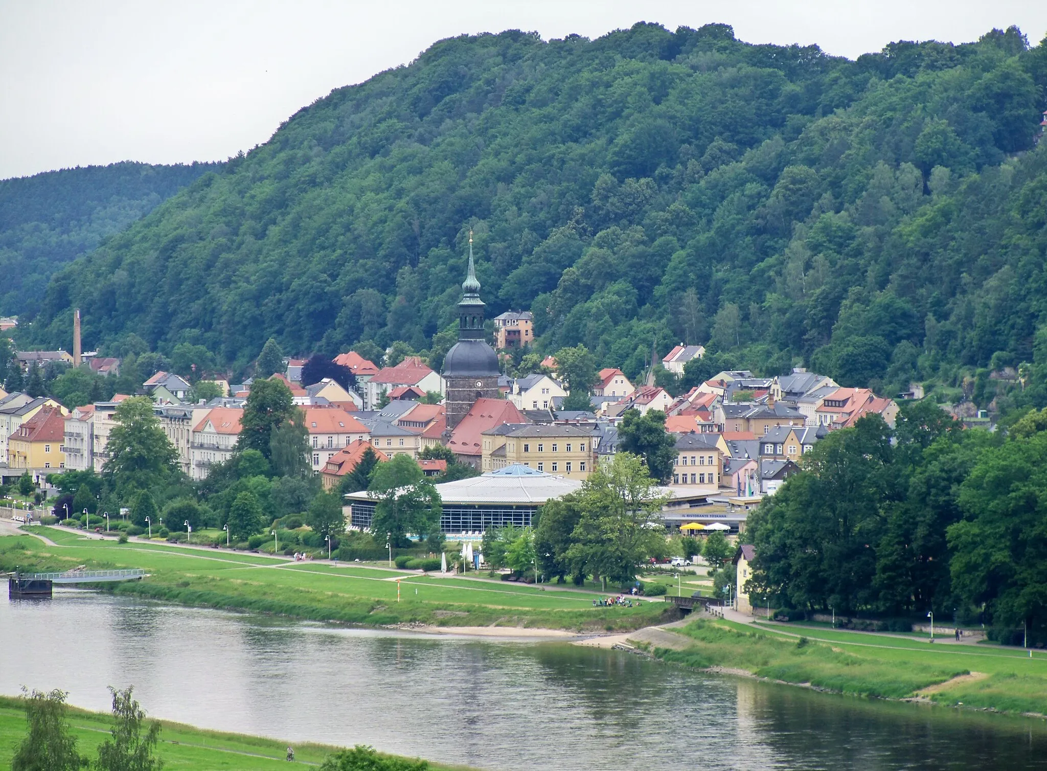 Photo showing: Bad Schandau centre seen from the sightseeing point above Villa Carolahöhe